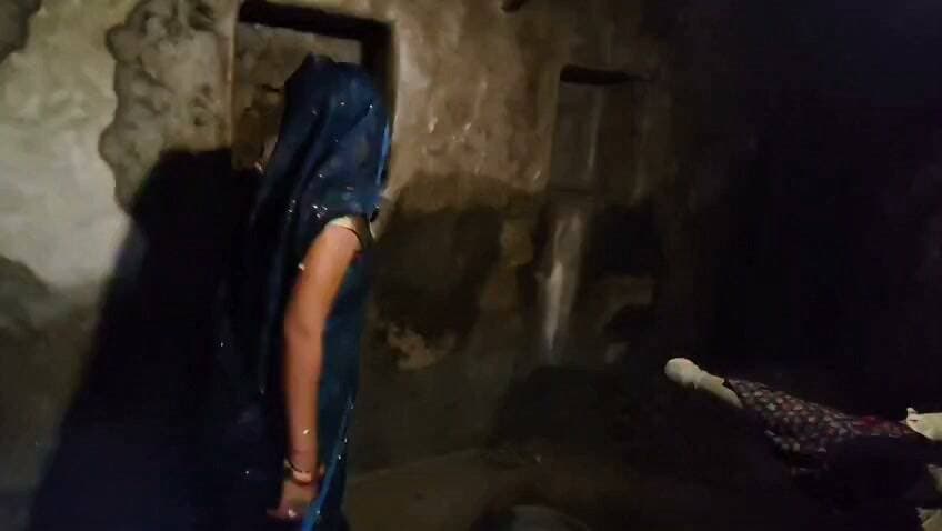 चित्रकूट मानिकपुर चूरेह केशरुआ अहिरान डांड़ी में महिला जर्जर मकान में रहने को मजबूर कहा आवेदन के बाद भी नहीं मिला पीएम आवास योजना का लाभ। मामला चित्रकूट के मानिकपुर तहसील क्षेत्र के चूरेह केशरुआ ग्राम पंचायत के अहिरान डांड़ी गांव का है जहां की रहने महिला अनुराधा पत्नी सुनील ने आज गुरुवार को दोपहर 12 बजे मिडिया के सामने बताया कि वह वर्षों पुराने कच्चे में रहती है जिसकी दीवारें बारिश की वजह से पूरी तरह से भीग कर धीरे धीरे क्षतिग्रस्त होती जा रही है जो कभी कभी भी गिर सकता है अनुराधा ने बताया कि वह इसी घर में अपनी सास और बच्चों के साथ रहती है अनुराधा ने बताया कि उसने 3 बार प्रधान मंत्री आवास के लिए आवेदन किया पर आज तक उसे प्रधान मंत्री आवास योजना का लाभ नहीं मिला अनुराधा शासन प्रशासन से प्रधानमंत्री आवास दिलाए जाने की मांग की है