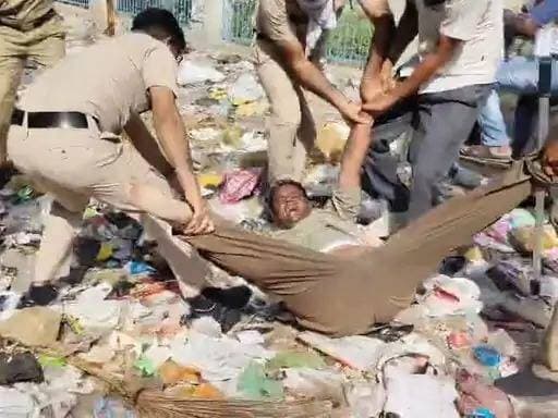 कूड़ा उठाने निकलीं प्रशासन की गाड़ियां तो भड़के सफाई कर्मचारी, 50 हिरासत में
- डबवाली में हड़ताल के बीच वैकल्पिक व्यवस्था का विरोध; पुलिस से तनाव, परिजन कूड़े के ढेर पर बैठकर बोले- मांगें माने बिना नहीं उठने देंगे कूड़ा
डबवाली।
सफाई कर्मचारियों की हड़ताल के बीच गुरुवार को डबवाली में उस समय तनावपूर्ण स्थिति बन गई, जब नगर परिषद प्रशासन ने शहर में जमा कूड़ा उठाने के लिए ठेकेदार की गाड़ियां भेज दीं। इसकी जानकारी मिलते ही हड़ताली सफाई कर्मचारी मौके पर पहुंच गए और प्रशासन की कार्रवाई का विरोध शुरू कर दिया। देखते ही देखते पुलिस और कर्मचारियों के बीच तनाव बढ़ गया। पुलिस ने सफाई कर्मचारी संघ के प्रधान सूरज कुमार समेत करीब 50 कर्मचारियों को हिरासत में ले लिया। नगर परिषद प्रशासन ने शहर में जगह-जगह लगे कूड़े के ढेर हटाने के लिए वैकल्पिक व्यवस्था के तहत गाड़ियां लगाई थीं। कर्मचारियों ने गाड़ियों को रोकने और वापस भेजने का प्रयास किया। स्थिति बिगड़ने पर मौके पर भारी पुलिस बल तैनात किया गया और कर्मचारियों को हिरासत में लेकर वहां से हटाया गया।
हिरासत की खबर मिलते ही सड़क पर उतरे परिजन
कर्मचारियों को हिरासत में लिए जाने की सूचना मिलते ही उनके परिजन भी मौके पर पहुंच गए। रामलीला ग्राउंड और धरनास्थल के आसपास जमा कूड़े के ढेरों के सामने परिजनों ने प्रशासन के खिलाफ प्रदर्शन किया। कुछ महिलाएं और अन्य परिजन कूड़े के ढेर पर बैठ गए और लेटकर भी विरोध जताया। परिजनों ने कहा कि जब तक सफाई कर्मचारियों की मांगों का समाधान नहीं होता, तब तक वैकल्पिक व्यवस्था के नाम पर हड़ताल तोड़ने की कोशिश स्वीकार नहीं की जाएगी। अधिकारियों और पुलिस ने उन्हें समझाने का प्रयास किया, लेकिन प्रदर्शनकारी प्रशासन की गाड़ियों को कूड़ा उठाने के लिए बाहर नहीं निकलने देने की बात पर अड़े रहे।
‘कोरोना में जान जोखिम में डाली, आज मांगों पर अनदेखी’
सफाई कर्मचारियों के परिजनों ने कहा कि कोरोना महामारी के दौरान कर्मचारियों ने अपनी जान जोखिम में डालकर शहर की सफाई व्यवस्था संभाली थी। संक्रमण के खतरे के बावजूद उन्होंने लगातार काम किया, लेकिन आज जब वे अपनी मांगों को लेकर आंदोलन कर रहे हैं तो उनकी समस्याओं पर गंभीरता नहीं दिखाई जा रही।
सफाई कर्मचारी संघ के प्रधान सूरज कुमार ने कहा कि कर्मचारियों की प्रमुख मांग ठेकेदारी प्रथा समाप्त कर पालिका रोल पर कार्यरत कर्मचारियों को पक्का करना है। उन्होंने कहा कि कर्मचारी करीब एक माह से हड़ताल पर हैं, लेकिन सरकार और प्रशासन की ओर से समाधान के लिए ठोस पहल नहीं की गई। उन्होंने चेतावनी दी कि वैकल्पिक व्यवस्था के जरिए हड़ताल को कमजोर करने की कोशिश का कर्मचारी पुरजोर विरोध करेंगे।
कूड़े के ढेर बढ़े, शहरवासी बेहाल
सफाई कर्मचारियों की लंबी हड़ताल से शहर में जगह-जगह कूड़े के ढेर लगे हैं। कई इलाकों में दुर्गंध और गंदगी के कारण शहरवासियों की परेशानी बढ़ रही है। एक ओर कर्मचारी मांगों को लेकर आंदोलन कर रहे हैं तो दूसरी ओर सफाई व्यवस्था ठप होने का खामियाजा आम लोगों को भुगतना पड़ रहा है। प्रदेश संघ ने हड़ताल को 30 अगस्त तक बढ़ाने का ऐलान किया है। ऐसे में डबवाली में सफाई व्यवस्था को सामान्य करना नगर परिषद प्रशासन के लिए बड़ी चुनौती बन गया है।