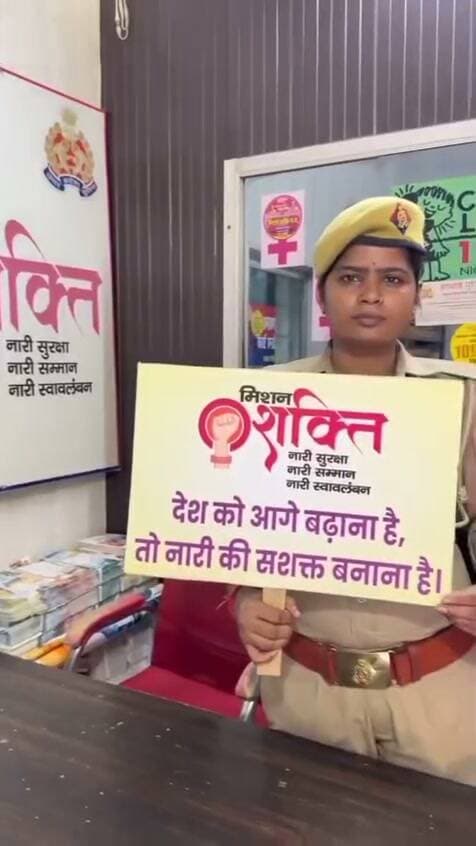 मिशन शक्ति अभियान के तहत महिलाओं और बालिकाओं को किया जागरूक
हरदोई। मिशन शक्ति फेज-5 अभियान के तहत थाना कोतवाली देहात की एंटी रोमियो एवं मिशन शक्ति टीम ने महिलाओं और बालिकाओं को उनके अधिकारों के प्रति जागरूक किया।
टीम ने वीडियो के माध्यम से महिलाओं एवं बालिकाओं को महिला सुरक्षा से संबंधित विभिन्न हेल्पलाइन नंबरों, उनके अधिकारों और सरकार द्वारा संचालित कल्याणकारी योजनाओं की जानकारी दी। साथ ही महिला सुरक्षा, सम्मान और स्वावलंबन के लिए उपलब्ध संसाधनों के बारे में भी बताया गया।
पुलिस टीम ने महिलाओं और बालिकाओं से किसी भी प्रकार की समस्या या उत्पीड़न की स्थिति में संबंधित हेल्पलाइन अथवा पुलिस से संपर्क करने की अपील की। अभियान का उद्देश्य महिलाओं एवं बालिकाओं को उनके अधिकारों के प्रति जागरूक करने के साथ सुरक्षित वातावरण उपलब्ध कराना है।
