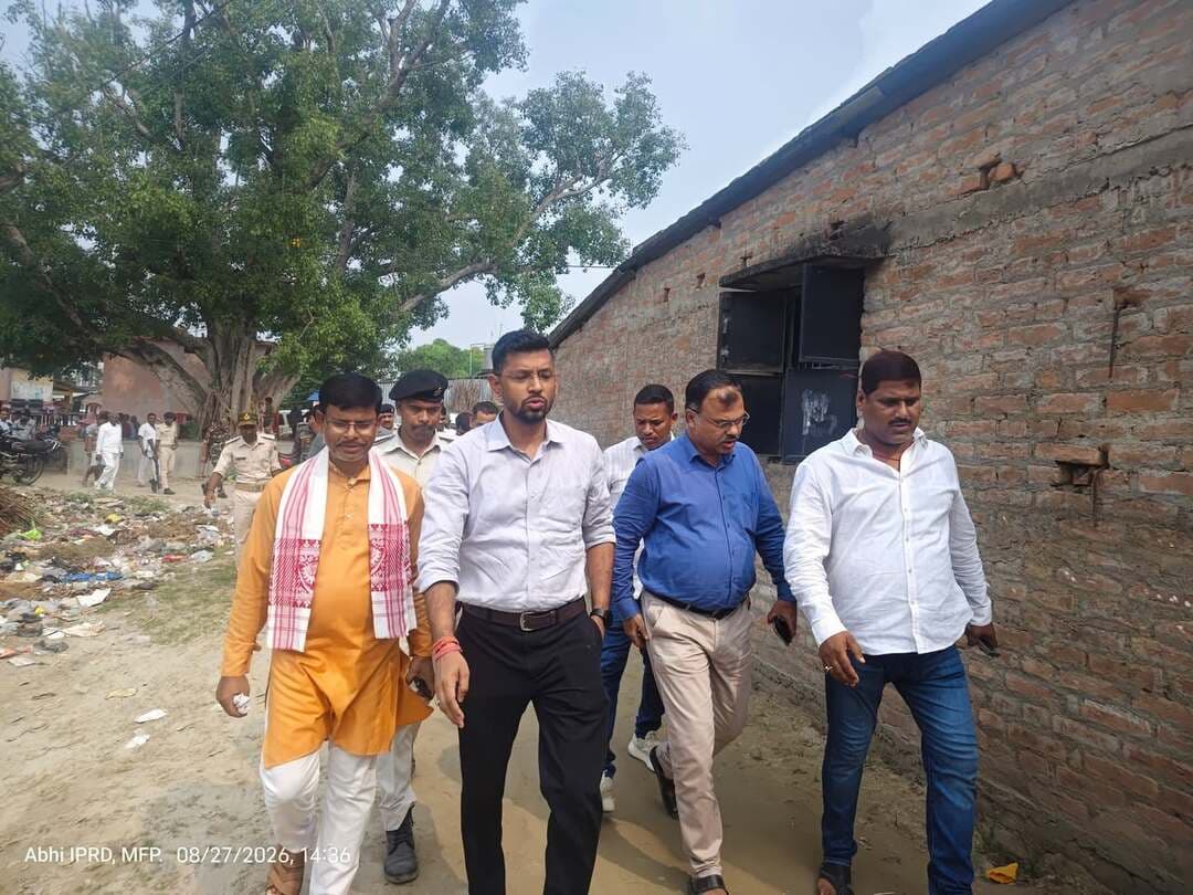 नेपाल में गंडक नदी के ऊपरी जलग्रहण क्षेत्र में फ्लैश फ्लड की स्थिति उत्पन्न होने तथा परिणामस्वरूप गंडक नदी के जलप्रवाह में संभावित वृद्धि को ध्यान में रखते हुए सरकार के निर्देश के आलोक में मुजफ्फरपुर जिला में भी विशेष सतर्कता बरती जा रही है। ज़िलाधिकारी, मुजफ्फरपुर एवं वरीय पुलिस अधीक्षक, मुजफ्फरपुर द्वारा स्थिति पर लगातार नज़र रखी जा रही है। दोनों अधिकारियों ने आज भी विभिन्न विभागों के वरीय पदाधिकारियों के साथ पारू प्रखंड में गंडक नदी के किनारे अनेक स्थानों पर निरीक्षण किया तथा बाढ़ की स्थिति में तैयारियों की समीक्षा की। ज़िलाधिकारी ने माननीय विधायक श्री राजू कुमार सिंह से भी विस्तृत चर्चा की तथा अधिकारियों को आवश्यक निर्देश दिया। ज़िलाधिकारी एवं वरीय पुलिस अधीक्षक ने स्थानीय निवासियों से भी संवाद स्थापित किया एवं उनका सुझाव लिया। अधिकारियों को स्थिति पर लगातार नजर रखने; नदी के जलस्तर, तटबंधों, निचले इलाकों, पुल-पुलियों एवं अन्य संवेदनशील क्षेत्रों की लगातार निगरानी करने तथा स्थानीय निवासियों से सतत संपर्क स्थापित रखने का निर्देश दिया गया।
जिलाधिकारी ने कहा कि *अभी स्थिति सामान्य है फिर भी हमलोग अलर्ट* हैं। गंडक नदी का जलस्तर डेंजर लेवल से लगभग डेढ़ मीटर नीचे है। आज गुरुवार को पूर्वाह्न 6 बजे रेवा घाट पर गंडक नदी में जल-स्तर 53.30 मीटर था जो खतरे के निशान 54.41 मीटर से 1.11 मीटर कम है। हमलोग जिला प्रशासन, पश्चिम चंपारण, जल संसाधन विभाग सहित सभी स्टेकहोल्डर्स के साथ भी सतत समन्वय बनाए हुए हैं। अभी गंडक के जल प्रवाह की स्थिति पूरी तरह से सामान्य है। नेपाल के तिब्बत प्रभाग में, जहाँ ग्लयेशिर के फटने से बाढ़ की स्थिति उत्पन्न हुई थी, वह मुख्य बिंदु वाल्मीकिनगर बराज से लगभग 250 किलोमीटर से अधिक दूरी पर है। नेपाल के भोटेकोसी, त्रिशूली एवं नारायणी नदी होते हुए गंडक तक आते-आते जल प्रवाह की गति कम हुई है। गंडक नदी का जल स्तर भी सामान्य से कम था, जिससे इस घटना के बाद गंडक में जो अतिरिक्त डिस्चार्ज आया, उससे भयावह स्थिति नहीं बनी। वाल्मीकिनगर इलाके में 26 अगस्त, 2026 की रात 11 बजे गंडक नदी का जलस्तर 1.5 लाख क्यूसेक के उच्चतम स्तर पर रहा, जिसके बाद जलस्तर में लगातार कमी दर्ज की गई। जलश्राव के बाद भी मुजफ्फरपुर में गंडक के जलस्तर में प्रभाव अभी तक लगभग नगण्य देखा गया है। वर्तमान में किसी प्रकार का प्रतिकूल प्रभाव परिलक्षित नहीं हुआ है। प्रशासन द्वारा स्थिति की लगातार मॉनिटरिंग की जा रही है।
जिलाधिकारी ने कहा कि आपदा की स्थिति में सामान्य जन-जीवन प्रभावित न हो यह सुनिश्चित करने के लिए मानक संचालन प्रक्रिया के अनुसार सभी तैयारी की गई है। लोग एकदम पैनिक न हों लेकिन सजग एवं सतर्क रहें। सुरक्षित स्थानों पर रहें। बच्चों, गर्भवती महिलाओं, बीमार लोगों और बुज़ुर्ग व्यक्तियों का विशेष ध्यान रखें।
================
*जिलाधिकारी ने लोगों से आह्वान करते हुए कहा कि किसी भी प्रकार के अफ़वाह पर ध्यान न दें। अपुष्ट, अप्रामाणिक एवं भ्रामक सूचनाओं को प्रसारित न करें। प्रशासन द्वारा दी जा रही सूचनाओं पर ही ध्यान दें तथा बाढ़ की स्थिति में बचाव हेतु सरकार द्वारा जारी एडवाइजरी का अनुपालन करें।*
================
ज़िलाधिकारी ने कहा कि तटबंधों की निगरानी, एनडीआरएफ और एसडीआरएफ टीम की तैनाती, सामुदायिक रसोई केन्द्रों का संचालन, सूखा राशन का वितरण, स्वास्थ्य जाँच तथा दवाओं की उपलब्धता, कुट्टी-भूसा पशु चारा का वितरण एवं पशु चिकित्सा की उपलब्धता, स्वच्छ पेयजल, शौचालय की सुविधा सहित आपदा प्रबंधन के दृष्टिकोण से राहत एवं बचाव कार्य संबंधी सभी तैयारियाँ पूरी की गयी है। अनुमंडल पदाधिकारी एवं अनुमंडल पुलिस पदाधिकारी को लगातार क्षेत्र भ्रमण करने; बच्चों, महिलाओं, किसानों, बुजुर्गों सहित आम जनता से नियमित संवाद स्थापित करने एवं फीडबैक लेने तथा स्थिति के अनुसार तुरंत रिस्पॉन्ड करने का निदेश दिया गया है।
जिलाधिकारी ने कहा कि बाढ़ प्रभावितों के जान-माल की सुरक्षा एवं ससमय राहत पहुँचाना प्रशासन की सर्वाेच्च प्राथमिकता है। किसी भी प्रकार की आवश्यकता पड़ने पर आम लोगों द्वारा नियंत्रण कक्ष में संपर्क स्थापित किया जा सकता है:
(1) जिला आपातकालीन संचालन केन्द्र, मुजफ्फरपुर : 0621-2212007
(2) राज्य आपातकालीन संचालन केंद्र, आपदा प्रबंधन विभाग, बिहार सरकार, पटना: हेल्पलाइन नंबर: 0612-2294204/205, आपातकालीन सहायता नंबर: 1070
================
