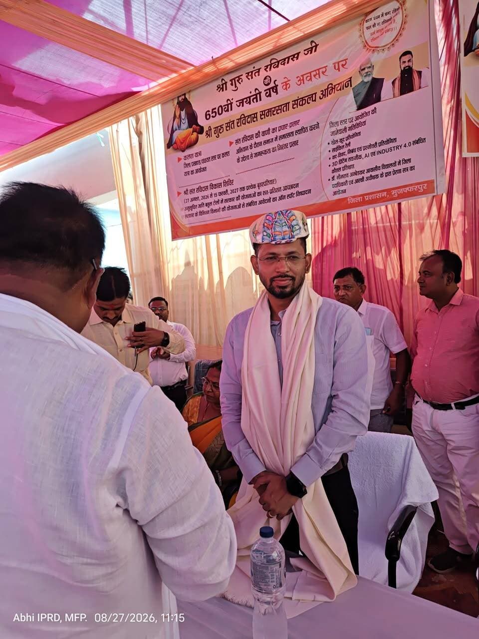संत शिरोमणि श्री गुरु रविदास जी की 650वीं जयंती के अवसर पर राज्य सरकार के निर्देश के आलोक में जिले में संचालित समरसता संकल्प अभियान के तहत आज संपूर्ण जिला में 16 प्रखंडों के विभिन्न अनुसूचित जाति टोलों में श्री संत रविदास विकास शिविर का आयोजन किया गया। इसमें हजारों की संख्या में लोगों ने उत्साहपूर्वक भाग लिया तथा सरकार की लोक कल्याणकारी योजनाओं का बखूबी लाभ उठाया। बोचहाँ प्रखंड के मैदापुर पंचायत स्थित पंचायत सरकार भवन में आयोजित शिविर में माननीय विधायक, बोचहाँ श्रीमती बेबी कुमारी; जिला पदाधिकारी, मुजफ्फरपुर श्री कुमार गौरव सहित अनेक माननीय जनप्रतिनिधि एवं पदाधिकारी उपस्थित रहे।
इस अवसर पर जिला पदाधिकारी श्री कुमार गौरव ने कहा कि राज्य सरकार के निर्देशानुसार जिले के सभी अनुसूचित जाति टोलों में समरसता संकल्प अभियान का प्रभावी क्रियान्वयन किया जा रहा है। अभियान के माध्यम से अनुसूचित जाति आबादी वाले सभी टोलों में सरकारी योजनाओं एवं सुविधाओं की शत-प्रतिशत संतृप्ति सुनिश्चित करना जिला प्रशासन की प्राथमिकता है। उन्होंने बताया कि समरसता संकल्प अभियान के चार प्रमुख अवयव हैं: कलश यात्रा, श्री गुरु संत रविदास विकास शिविर का आयोजन, IEC (सूचना, शिक्षा एवं संवाद) वाहनों के माध्यम से सरकार की योजनाओं एवं संत शिरोमणि श्री गुरू रविदास समरसता संकल्प अभियान का प्रचार प्रसार तथा अन्य गतिविधियां।
जिलाधिकारी ने बताया कि जिले में कलश यात्रा का सफलतापूर्वक आयोजन किया गया है। उन्होंने बताया कि जिला प्रशासन द्वारा तैयार माइक्रोप्लान के अनुसार श्री गुरु संत रविदास विकास शिविर सभी अनुसूचित जाति टोलों में 27 अगस्त, 2026 से 15 फ़रवरी, 2027 तक प्रत्येक बृहस्पतिवार को आयोजित किया जाएगा। 1,131 शिविरों में क्लस्टर बनाकर कुल 2,751 महादलित टोलों को आच्छादित किया जा रहा है। आज जिला में 16 प्रखंडों के विभिन्न अनुसूचित जाति टोलों में श्री संत रविदास विकास शिविर का आयोजन किया गया। उन्होंने कहा कि लोगों की सुविधा को ध्यान में रखते हुए इन शिविर कार्यक्रम का स्थल टोला या टोला क्लस्टर के नज़दीक का सरकारी भवन या अन्य कोई सार्वजनिक स्थान रखा गया है। शिविर कार्यक्रम स्थल और तिथि की जानकारी विकास मित्रों के माध्यम से सभी टोलों में प्रसारित की जाएगी। जिलाधिकारी ने कहा कि इन शिविरों में सार्वजनिक वितरण प्रणाली (राशनकार्ड), उज्ज्वला योजना, औपचारिक शिक्षा हेतु विद्यालय में प्रवेश, आंगनबाड़ी, जन्म एवं मृत्यु प्रमाण पत्र से आच्छादन, आधार कार्ड निर्माण, कुशल युवा कार्यक्रम/ कौशल विकास कार्यक्रम, मुख्यमंत्री निश्चय स्वयं सहायता भत्ता योजना, आयुष्मान भारत, प्रधानमंत्री आवास योजना, वास भूमि/ बंदोबस्ती, सामाजिक सुरक्षा पेंशन योजनाएं, हर घर नल जल योजना, जॉब कार्ड, जीविका, विद्युत कनेक्शन, मुख्यमंत्री टोला संपर्क योजना, स्वच्छ भारत मिशन ग्रामीण सहित 22 योजनाओं का संचालन किया जा रहा है। आज भी पात्र लोगों को इससे लाभान्वित किया गया है। *लोग सरकार की इस पहल से काफी ख़ुश हैं। योजनाओं का लाभ सुगम तरीके से एवं समय से प्राप्त होने से लाभुक प्रसन्नता व्यक्त* कर रहे हैं।
जिलाधिकारी ने कहा कि राज्य सरकार के अनेक महत्वपूर्ण निर्णयों से शिक्षा, स्वास्थ्य, इंफ्रास्ट्रक्चर, रोज़गार, कृषि सहित सभी क्षेत्रों में विकास देखा जा रहा है। महिला सशक्तिकरण का मार्ग प्रशस्त हुआ है। समाज में आमूल-चूल परिवर्तन दिखाई पड़ रहा है। लोगों द्वारा समय समय पर योजनाओं के प्रभाव के बारे में फीडबैक में बताया जाता है कि सरकार द्वारा उठाए गए कदमों से उन लोगों के सामाजिक तथा आर्थिक सशक्तिकरण का मार्ग काफी प्रशस्त हुआ है।
जिलाधिकारी ने कहा कि इन शिविरों में आयोजित होने वाले योजनावार गतिविधियों के लिए उत्तरदायी विभागों, संबद्ध पंचायत स्तरीय कर्मियों एवं प्रखंड स्तरीय पर्यवेक्षकों का उत्तरदायित्व निर्धारित किया गया है। शिविरों से पूर्व आवेदन प्राप्त करते हुए आवेदन का निष्पादन किया जा रहा है एवं एंटाइटलमेण्ट का वितरण शिविर में किया जा रहा है। जिलाधिकारी ने हर्ष व्यक्त करते हुए कहा कि इन शिविरों में माननीय जन प्रतिनिधियों द्वारा भी सभी सहयोग, मार्गदर्शन और सहभागिता की जा रही है। उन्होंने कहा कि जिला कल्याण पदाधिकारी जिला स्तर पर एवं प्रखंड कल्याण पदाधिकारी प्रखंड स्तर पर इस कार्यक्रम का समन्वय कर रहे हैं। शिविरों की अध्यक्षता हेतु जिला स्तरीय पदाधिकारियों को नामित किया गया है।
जिलाधिकारी ने कहा कि इस अभियान के तहत सरकार की योजनाओं के प्रचार-प्रसार हेतु आईईसी वैन का भी संचालन किया जाएगा। इन वाहनों को सितम्बर से अक्टूबर तक रूट प्लान के अनुसार विभिन्न क्षेत्रों में संचालित किया जाएगा ताकि अभियान का वृहत प्रचार-प्रसार हो। ज़िलाधिकारी ने कहा कि समरसता संकल्प अभियान के तहत अन्य गतिविधियों में जिला स्तरीय अंतर विद्यालय खेल प्रतियोगिता, साइकिल रैली, वाद विवाद, निबंध एवं प्रश्नोत्तरी प्रतियोगिता का आयोजन, 3D प्रिंटिंग तकनीक, AI एवं Industry 4.0 संबंधित विशेष कौशल प्रशिक्षण सत्र का आयोजन, डॉ बीआर अंबेडकर आवासीय विद्यालयों एवं छात्रावासों में उच्च स्तरीय पदाधिकारियों के प्रेरणादायी दौरे इत्यादि शामिल है।
जिलाधिकारी ने कहा कि सरकार समाज के हर वर्ग एवं क्षेत्र के विकास के प्रति दृढ़-संकल्पित है। शिक्षा, स्वास्थ्य, कृषि, महिला सशक्तिकरण, आधारभूत संरचना, ग्रामीण विकास, नगर विकास सहित सभी विषयों पर सरकार का विशेष ध्यान है। इसी के अनुरूप पारदर्शिता एवं उत्तरदायित्व के सिद्धान्त पर चलते हुए जिला प्रशासन, मुजफ्फरपुर द्वारा लोक-कल्याणकारी एवं विकासात्मक योजनाओं का सफल क्रियान्वयन किया जा रहा है। अनुसूचित जाति एवं अनुसूचित जनजाति कल्याण विभाग अन्तर्गत भी मुजफ्फरपुर जिला में काफ़ी अच्छा काम किया जा रहा है। पोखरैरा, राजवाड़ा, बोचहाँ एवं मुरौल में 4 अम्बेदकर आवासीय विद्यालय संचालित है, जिसमें कुल 1116 छात्र/छात्राएं नामांकित हैं। इन्हें आवासन, अध्ययन, भोजन इत्यादि सभी सुविधाएं निःशुल्क उपलब्ध है। सभी विद्यालयों में स्मार्ट क्लास, डिजिटल क्लास, पुस्तकालय एवं खेल-कूद की सुविधा उपलब्ध है। 5 अतिरिक्त आवासीय विद्यालय प्रखण्ड-पारू, मोतीपुर, सकरा, बंदरा तथा कुढ़नी की स्वीकृति राज्य सरकार द्वारा दी गई है, जो निर्माण के विभिन्न चरणों में है। जिला में कुल 6 डाॅ. भीमराव अम्बेदकर कल्याण छात्रावासों में कुल 480 छात्र/छात्राएं नामांकित है, जिन्हें मुख्यमंत्री अनुदान योजना के तहत 2,000 रुपए प्रति माह एवं मुख्यमंत्री खाद्यान्न योजना के तहत 15 किलोग्राम खाद्यान्न, जिसमें 9 किलो चावल एवं 6 किलो गेहूँ शामिल है, प्रति माह उपलब्ध कराया जा रहा है। छात्रावासों में पुस्तकालय एवं डिजीटल क्लास की सुविधा उपलब है। अनुसूचित जाति एवं अनुसूचित जनजाति की बालिकाओं को उच्च शिक्षा प्राप्त करने के लिए प्रोत्साहित करने के उद्देश्य से सिकन्दरपुर में सावित्री बाई फुले छात्रावास का निर्माण की स्वीकृति सरकार द्वारा दी गई है। बाबा साहेब भीमराव अम्बेदकर बिहार विश्वविद्यालय, मुजफ्फरपुर के परिसर में बीपीएससी, रेलवे, बैंक, एसएससी आदि प्रतियोगी परीक्षाओं की निःशुल्क तैयारी हेतु प्राक् परीक्षा प्रशिक्षण केन्द्र संचालित है, जिसमें नामांकित 120 छात्रों को 1500 रुपए एवं अन्य जिलों के छात्रों को 3000 हजार रुपए प्रति माह छात्रवृति का भुगतान किया जा रहा है। जिलाधिकारी ने कहा कि पूर्णतः सजग एवं तत्पर रहकर सभी योजनाओं का लाभ लोगों तक पहुंचाया जा रहा है।
जिलाधिकारी ने कहा कि जिला प्रशासन द्वारा पूर्ण रूप से सजग होकर एवं तत्परता के साथ सरकार की सभी लोक-कल्याणकारी योजनाओं का लाभ पात्र लोगों तक पहुंचाने का कार्य किया जा रहा है। समरसता संकल्प अभियान से इस प्रयास को और बल मिल रहा है।
Information & Public Relations Department, Government of Bihar