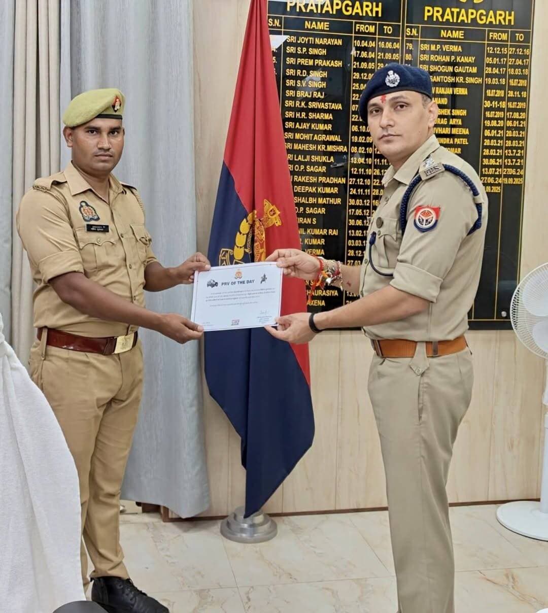*घायलों को समय से अस्पताल पहुंचाकर बचाई जान, पुलिसकर्मी सम्मानित*
प्रतापगढ़ जिले में सूचना मिलते ही त्वरित कार्रवाई कर गोली लगने और विवाद में घायल दो व्यक्तियों को समय से अस्पताल पहुंचाने पर PRV-8877 के पुलिसकर्मियों को सम्मानित किया गया। 18 अगस्त को इवेंट संख्या 09103 की सूचना पर कमांडर जनार्दन यादव, हेड कांस्टेबल अर्जुन कुमार मौर्य और कांस्टेबल गोविन्द कुशवाहा तत्काल मौके पर पहुंचे और दोनों घायलों को उपचार के लिए अस्पताल पहुंचाया।
पुलिसकर्मियों की तत्परता और मानवीय संवेदनशीलता को देखते हुए PRV-8877 को PRV ऑफ द डे चुना गया। पुलिस अधीक्षक दीपक भूकर ने तीनों पुलिसकर्मियों को प्रशस्ति पत्र देकर सम्मानित किया। उन्होंने उनके कर्तव्यनिष्ठ कार्य की सराहना करते हुए भविष्य में भी इसी तरह तत्परता से कार्य करने के लिए प्रोत्साहित किया।