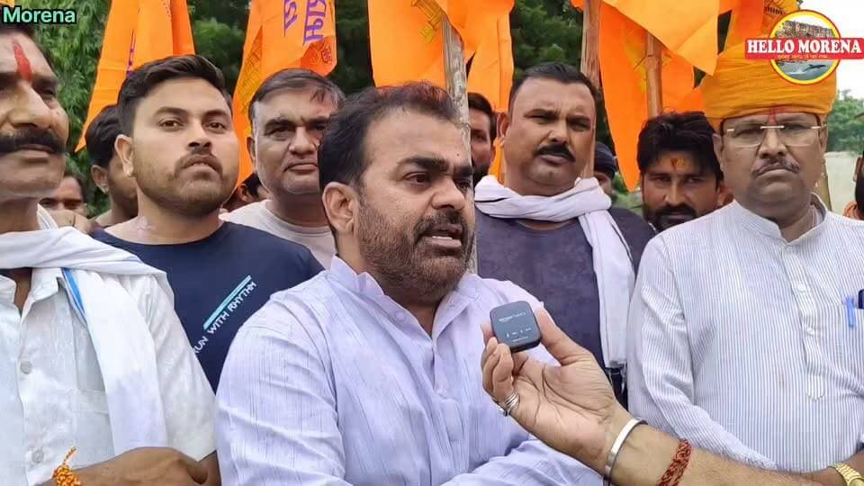 कार की तोड़फोड़ के मामले में राजनीतिक पेंच- भाजपा का बचाव करते दिखे फरियादी, बड़े भाई को भी बोलने से रोका👇
भाजपा को भी टारगेट कर रहे थे लोग, विस अध्यक्ष का नाम लिया तो फरियादी मुकेश परमार बोले, ये पार्टी का नहीं, हिंदुत्व का मामला
बता दें कि फरियादी मुकेश परमार भाजपा की राजनीति करते हैं, जबकि उनके बड़े भाई राकेश परमार कांग्रेस में सक्रिय हैं।
