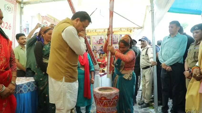 चम्पावत के दूरस्थ गांव धूरा में रक्षाबंधन पर आयोजित ‘मुख्यमंत्री सशक्त बहना उत्सव’ में मुख्यमंत्री पुष्कर सिंह धामी।