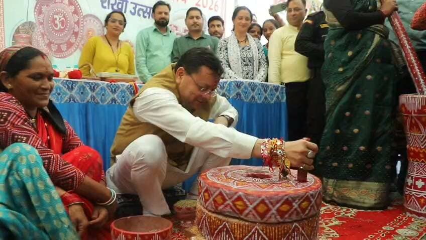 चम्पावत के दूरस्थ गांव धूरा में रक्षाबंधन पर आयोजित ‘मुख्यमंत्री सशक्त बहना उत्सव’ में मुख्यमंत्री पुष्कर सिंह धामी।