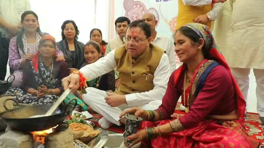 चम्पावत के दूरस्थ गांव धूरा में रक्षाबंधन पर आयोजित ‘मुख्यमंत्री सशक्त बहना उत्सव’ में मुख्यमंत्री पुष्कर सिंह धामी।