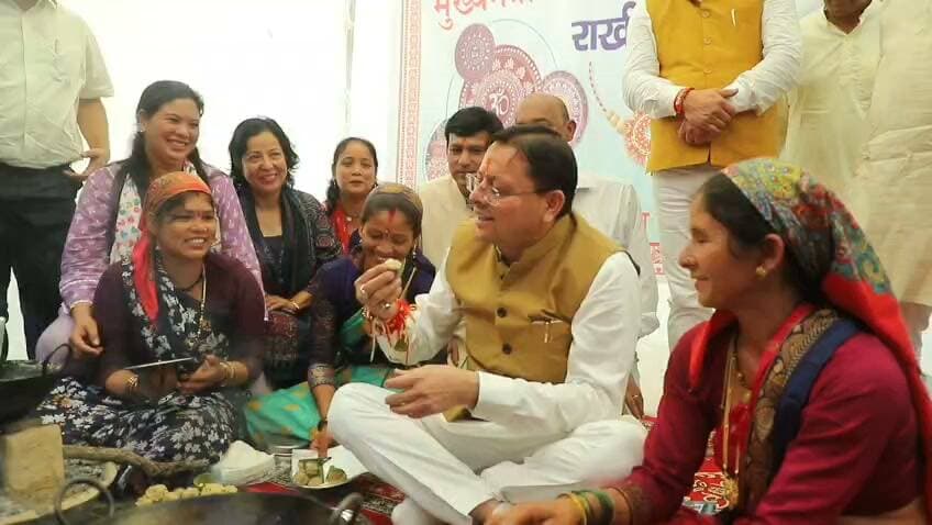 चम्पावत के दूरस्थ गांव धूरा में रक्षाबंधन पर आयोजित ‘मुख्यमंत्री सशक्त बहना उत्सव’ में मुख्यमंत्री पुष्कर सिंह धामी।