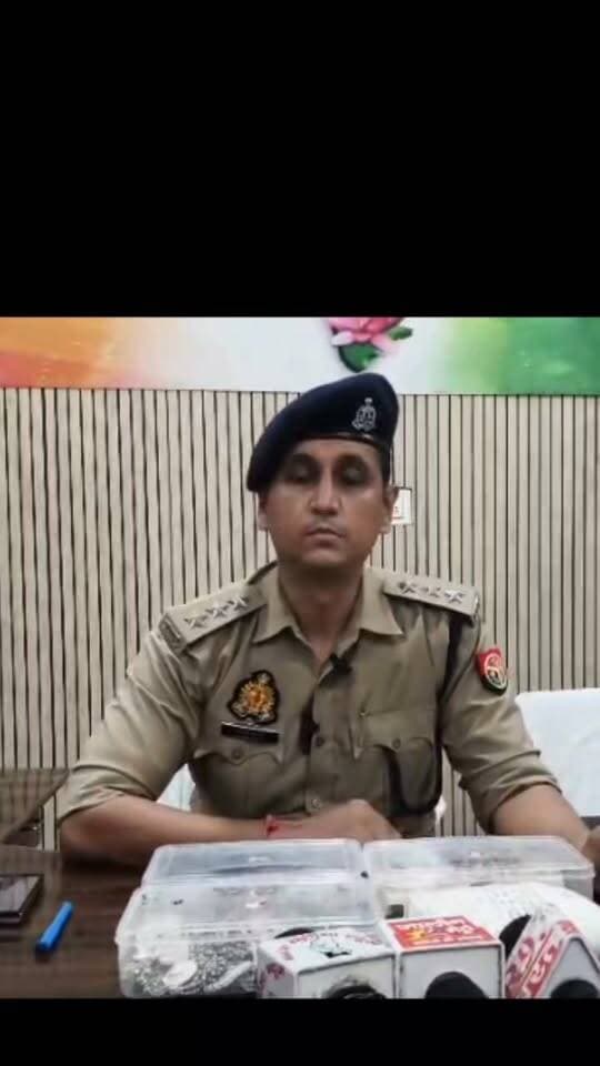 कोतवाली कालपी पुलिस द्वारा 24 घण्टे के अन्दर चोरी की घटना का सफल अनावरण* कर शातिर चोर को चोरी से सम्बन्धित शत-प्रतिशत सोने, चांदी के जेवरात ( अनुमानित कीमत 11,00,000/- रुपये ) एवं 18,080/- रूपये के साथ गिरफ्तार किये जाने के संबन्ध में क्षेत्राधिकारी कालपी द्वारा दी गयी बाईट।।।।