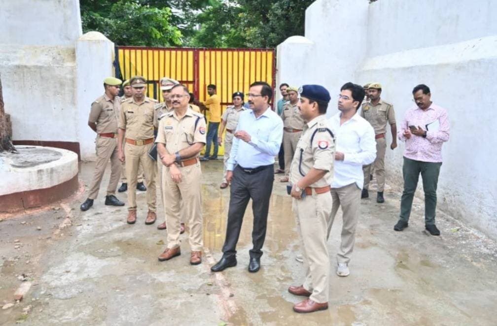 जिलाधिकारी एवं पुलिस अधीक्षक जालौन द्वारा संयुक्त रूप से जनपद कारागार उरई का निरीक्षण किया गया । निरीक्षण के दौरान जेल में निरूद्ध बन्दियों के भोजन, स्वास्थ्य व्यवस्था, साफ-सफाई आदि को चेक कर सम्बन्धित को आवश्यक दिशा निर्देश दिये गये ।
