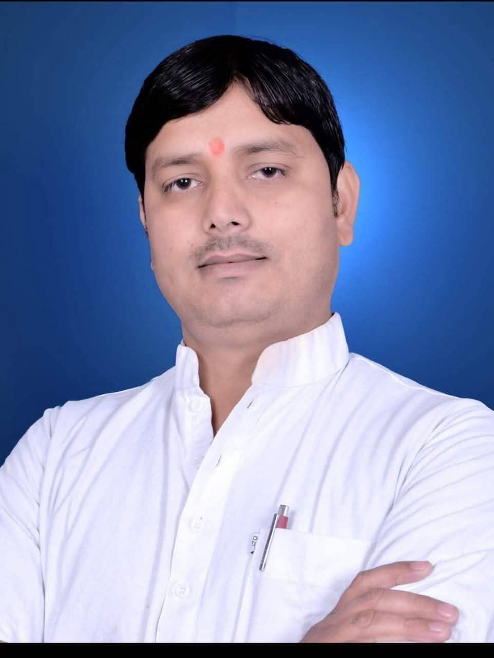 सी. पी. शुक्ला बने राष्ट्रीय सरपंच संघ मध्य प्रदेश के प्रदेश प्रवक्ता, समर्थकों में खुशी की लहर
भोपाल: मध्य प्रदेश राष्ट्रीय सरपंच संघ ने संगठन का विस्तार करते हुए क्षेत्र के जनप्रिय श्री सी. पी. शुक्ला सिंगरौली को प्रदेश प्रवक्ता के महत्वपूर्ण पद पर मनोनीत किया है। संगठन ने उनके कुशल नेतृत्व और जनसमस्याओं को प्रखरता से उठाने की क्षमता को देखते हुए यह ज़िम्मेदारी सौंपी है।
श्री शुक्ला को प्रदेश प्रवक्ता बनाए जाने पर क्षेत्रवासियों, समर्थकों एवं जनप्रतिनिधियों ने हर्ष व्यक्त करते हुए उन्हें बधाई दी है। अपनी नियुक्ति पर श्री शुक्ला ने संघ के शीर्ष नेतृत्व का आभार व्यक्त करते हुए कहा कि वे प्रदेश भर के सरपंचों के हितों, अधिकारों और ग्रामीण विकास के मुद्दों को प्रमुखता से शासन-प्रशासन के समक्ष रखेंगे।
सी पी शुक्ला पूर्व में मध्यप्रदेश में कांग्रेस के प्रदेश प्रवक्ता के रूप में कार्य कर चुके हैं उन्होंने कांग्रेस के प्रवक्ता रहते हुए अनेक मुद्दों पर बेबाकी से किसानों व मजलूमों की बात प्रदेश सरकार तक रखी जिसके कारण उन्हें सरपंच संघ के प्रदेश प्रवक्ता के रूप चुना जाना उनके व्यक्तित्व व कार्यशैली को दर्शाता है उनके प्रवक्ता बनने से ग्रामीणों के हितों व सरपंचों के हितों को प्रदेश पटल पर रखने में प्रमुखता मिलेगी।