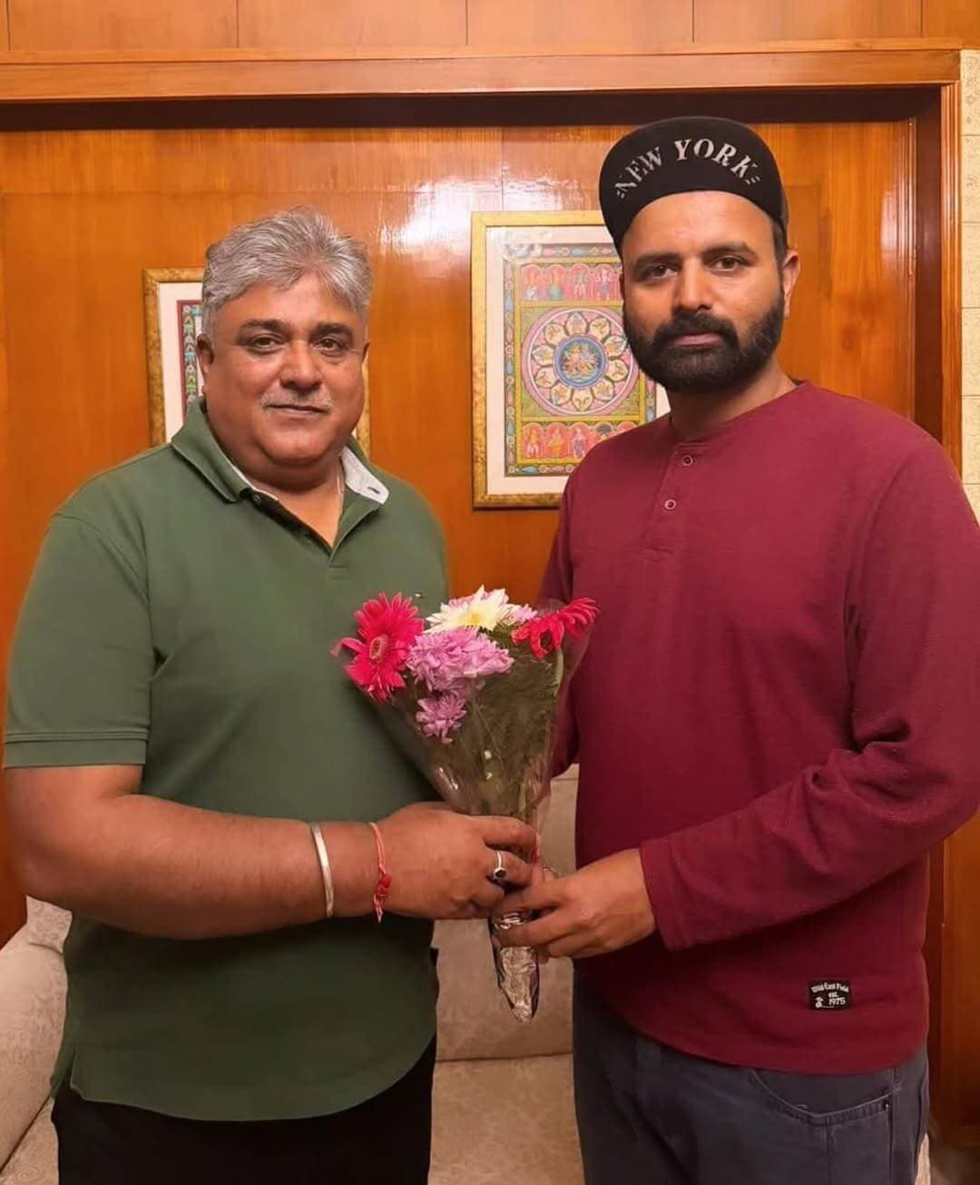 शहरी कांग्रेस कमेटी सोलन के सचिव बने विजय भट्टी, शीर्ष नेतृत्व का जताया आभार
सोलन, हिमाचल प्रदेश। हिमाचल प्रदेश कांग्रेस कमेटी के अंतर्गत शहरी कांग्रेस कमेटी सोलन की नई कार्यकारिणी में विजय भट्टी को सचिव नियुक्त किया गया है। इस महत्वपूर्ण जिम्मेदारी मिलने पर उन्होंने कांग्रेस पार्टी के शीर्ष नेतृत्व के प्रति हार्दिक आभार व्यक्त किया।
विजय भट्टी ने प्रदेश के माननीय मुख्यमंत्री सुखविंदर सिंह सुक्खू, स्वास्थ्य एवं परिवार कल्याण मंत्री डॉ. कर्नल धनीराम शांडिल, प्रदेश कांग्रेस अध्यक्ष विनय कुमार, संगठन महामंत्री विनोद जिंटा तथा वरिष्ठ नेता डॉ. कर्नल संजय शांडिल का विशेष रूप से धन्यवाद देते हुए कहा कि पार्टी ने उन पर जो विश्वास जताया है, उस पर वे पूरी निष्ठा, ईमानदारी और समर्पण के साथ खरा उतरेंगे।
नई जिम्मेदारी मिलने के बाद विजय भट्टी ने शहरी कांग्रेस कमेटी सोलन के अध्यक्ष पुनीत शर्मा के निवास स्थान पर शिष्टाचार भेंट कर उनका व्यक्तिगत रूप से आभार व्यक्त किया। इस अवसर पर उन्होंने कहा कि पुनीत शर्मा का मार्गदर्शन और विश्वास उनके राजनीतिक एवं सामाजिक जीवन में हमेशा प्रेरणास्रोत रहा है।
विजय भट्टी ने कहा कि उनका संकल्प संगठन को और अधिक मजबूत बनाना, कांग्रेस पार्टी की जनकल्याणकारी नीतियों को जन-जन तक पहुँचाना तथा सोलन के सर्वांगीण विकास और जनता की समस्याओं के समाधान के लिए पूरी सक्रियता से कार्य करना है। उन्होंने विश्वास दिलाया कि जनता और संगठन द्वारा सौंपी गई हर जिम्मेदारी का वे पूरी कर्तव्यनिष्ठा के साथ निर्वहन करेंगे।