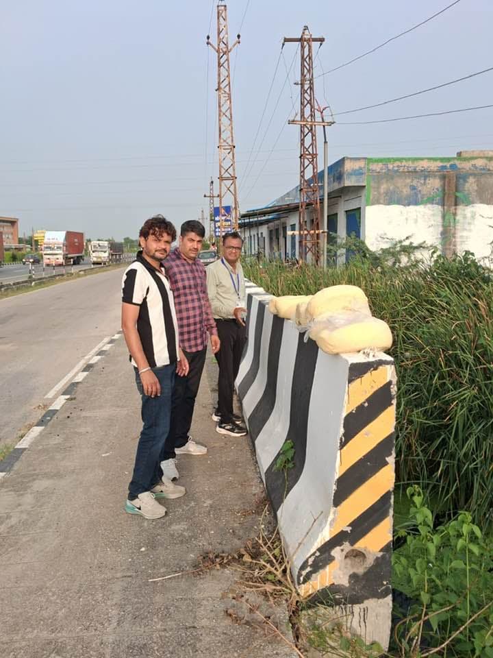 खाद्य सुरक्षा विभाग की उदयपुर में बड़ी कार्यवाही
* 60 किलो दुषित मावा को किया नष्ट।
* शुद्ध आहार मिलावट पर वार अभियान' खाद्य पदार्थ के 3 नमूने लिए
@news24udaipur
#udaipur #foodsafetyofficer #foodsafety #vitralpost #nonflower
उदयपुर जिला कलक्टर गौरव अग्रवाल एवं मुख्य चिकित्सा व स्वास्थ्य अधिकारी डॉ अशोक आदित्य के निर्देशन में जिले में 'शुद्ध आहार मिलावट पर वार' अभियान के तहत कार्यवाही लगातार की जा रही है । इसी क्रम में आज बरकत कालोनी में एक सफेद रंग के टैम्पो RJ--27 GE 8952 को रुकवाकर उसकी जांच की । निरीक्षण करने पर टैम्पो चालक ने अपना नाम दशरथ डांगी पुत्र श्री कमल चंद डांगी निवासी मनोहरपुरा होना बताया तथा छोटी छोटी डेयरीयों एवं होटल पर पनीर सप्लाई करना बताया। निरीक्षण करने पर 100किलो पनीर सप्लाई एवं बिक्री हेतु पाया गया। संदेह के आधार पर जांच हेतु नमूना लेकर प्रयोगशाला भिजवाया गया है।
इसके बाद खाद्य सुरक्षा अधिकारी अशोक कुमार गुप्ता द्वारा भटेवर सि्थित मैसर्स --- कृष्णा मिल्क फूड एंड टेॢडिंगकम्पनी भटेवर से गुलाबजामुन एवं घेवर के नमूने जांच हेतु लेकर प्रयोगशाला भिजवाए गए हैं। यहां निरीक्षण के दोरान 60 किलो दुषित मावा पाया गया जिसको मौके पर ही नष्ट कराया गया।यहां निरीक्षण के दौरान कई अनियमितताएं पाई गई। मोके पर फूड सेफ्टी डिस्पले बोर्ड नहीं पाया गया।फर्म पर कार्यरत फूड हैण्डलर्स के मेडिकल रिपोर्ट नहीं पायी गयी, फर्म पर पानी की रिपोर्ट नहीं पायी गयी। फर्म पर पेस्ट कंट्रोल रिपोर्ट नहीं पायी गयी।इस पर विक्रेता को खाद्य सुरक्षा एवं मानक अधिनियम 2006 की धारा --32 के तहत इम्प्रूवमेंट नोटिस जारी किया किया जाएगा। प्रयोगशाला से प्राप्त रिपोर्ट पर खाद्य सुरक्षा एवं मानक अधिनियम के तहत आवश्यक विधिक कार्रवाई अमल में लाई जाएगी। खाद्य सुरक्षा दल में नोडल खाद्य सुरक्षा अधिकारी अशोक कुमार गुप्ता एवं खाद्य सुरक्षा अधिकारी नरेंद्र सिंह चौहान शामिल रहे।
मुख्य चिकित्सा एवं स्वास्थ्य अधिकारी डॉ अशोक आदित्य ने बताया कि त्यौहारी सीजन के मध्य नजर जिले में निरीक्षण एवं नमूनीकरण की कार्रवाई निरंतर जारी रहेगी । खाद्य कारोबार कर्ताओ से यह अपील की जाती है कि वह त्यौहार के मध्य नजर उच्च गुणवत्ता युक्त खाद्य सामग्री को काम में लेवे,साफ सफाई व हाइजीन का ध्यान रखें, खाद्य अनुज्ञा पत्र बनाकर ही अपना खाद्य कारोबार करें खाद्य अनुज्ञा पत्र निर्धारित श्रेणी का होना चाहिए एवं उचित स्थान पर प्रदर्शित होना चाहिए नियमों का पालन नहीं करने पर संबंधित के खिलाफ खाद्य सुरक्षा एवं मानक अधिनियम 2006 के तहत आवश्यक कार्यवाही की जाएगी । अवधी पार खाद्य सामग्री ना हो का ध्यान रखने हेतु फस्ट इन फस्ट आऊट नियम का पालन किया जाए।।आम जनता से यह अपील की जाती है कि वह खाद्य सामग्री को देखकर खरीदे खाद्य सामग्री के लेबल पर निर्माण की तिथि, उपयोग में लेने की तिथि ,इंग्रेडिएंट्स के नाम व एफएसएसएआई लाइसेंस नंबर तथा निर्माता का पूरा पता देखकर खरीदें ।किसी भी प्रकार की मिलावट की आशंका पर या मिलावटखोरों की सूचना ज्ञात होने पर मुख्य चिकित्सा स्वास्थ्य अधिकारी उदयपुर की कंट्रोल रूम पर सूचित करे या राज्य सरकार के सुगम पोर्टल 181 पर भी शिकायत की जा सकती है ।
