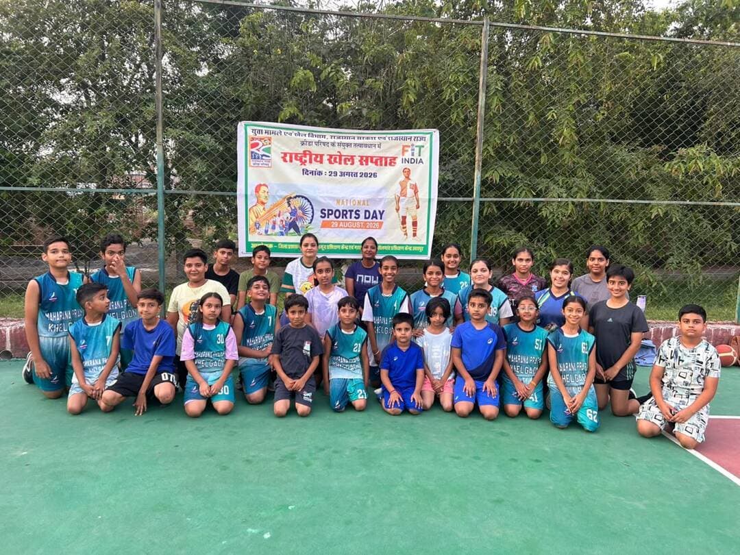 महाराणा प्रताप खेलगांव में राष्ट्रीय खेल सप्ताह का उत्साह
विभिन्न खेल प्रतियोगिताएं आयोजित
@followers @top fans News 24 Udaipur
#khelgoan #game #Udaipur #viralpost #nonflowers #nationalsportday
उदयपुर, 27 अगस्त। राष्ट्रीय खेल सप्ताह 2026 के अवसर पर गुरुवार को महाराणा प्रताप खेलगांव में विविध खेल प्रतियोगिताओं का आयोजन उत्साह और उमंग के साथ किया गया। प्रतियोगिता के दौरान मैदानों में युवाओं और खिलाड़ियों का शानदार जोश देखने को मिला।
जिला खेल अधिकारी डॉ. महेश पालीवाल ने बताया कि खेल सप्ताह के तहत गुरूवार को खेलगांव परिसर में बास्केटबॉल, लॉन टेनिस, जूडो, बॉक्सिंग, स्केटिंग और तैराकी जैसी स्पर्धाएं आयोजित की गईं।
बास्केटबॉल एवं लॉन टेनिस कोर्ट पर खिलाड़ियों की बेहतरीन तकनीक, फुर्ती और रणनीतिक तालमेल की बदौलत मुकाबले बेहद रोमांचक रहे। जूडो व बॉक्सिंग रिंग और मैट पर एथलीटों ने अपने शानदार दांव-पेच और पंचिंग स्किल्स से दर्शकों की खूब तालियाँ बटोरीं। स्केटिंग रिंक पर खिलाड़ियों की रफ्तार व संतुलन और वॉटर पूल में तैराकों की सहनशक्ति का बेहतरीन नजारा देखने को मिला।
डॉ. पालीवाल ने बताया कि इस आयोजन का मुख्य उद्देश्य युवाओं में खेल भावना को बढ़ावा देना और उन्हें फिटनेस व खेलों के प्रति जागरूक करना है। इन प्रतियोगिताओं में बड़ी संख्या में स्थानीय खिलाड़ियों ने हिस्सा लेकर अपनी प्रतिभा का प्रदर्शन किया।