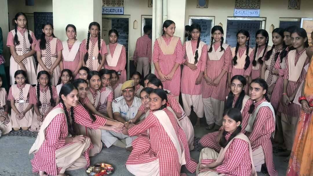 भैया, मेरी राखी के बंधन को निभाना, रोड सेफ्टी रूल्स को अपनाना
रक्षाबंधन से पहले अनूठी पहल
हेलमेट लगी राखी बांधकर वाहन चालकों को दिलाई सड़क सुरक्षा की शपथ
@followers @top fans News 24 Udaipur
#Udaipur #nonflowers #viralpost #TrafficRules #rakshabandhan
उदयपुर, 27 अगस्त। रक्षाबंधन के पावन पर्व से पहले सड़क सुरक्षा और भाई-बहन के भावनात्मक रिश्ते को जोड़ते हुए शहर में एक अनूठी एवं मार्मिक पहल की गई। आधार फाउंडेशन एवं रेयान इंटरनेशनल स्कूल के संयुक्त तत्वावधान में सीए सर्किल पर आम वाहन चालकों को सड़क सुरक्षा नियमों के प्रति जागरूक किया गया। इस दौरान वाहन चालकों की कलाई पर हेलमेट लगी राखी बांधकर उन्हें सड़क सुरक्षा नियमों का पालन करने की शपथ दिलाई गई।
अभियान के दौरान राह चलते वाहन चालकों रोककर राखी बांधी गई। राखी बांधते हुए संदेश दिया गया “भैया, मेरी राखी के बंधन को निभाना, रोड सेफ्टी रूल्स को अपनाना।” इसके साथ ही वाहन चालकों से संकल्प कराया गया कि वे कभी भी बिना हेलमेट और बिना सीट बेल्ट के वाहन नहीं चलाएंगे। बच्चों ने वाहन चालकों को भावनात्मक संदेश देते हुए कहा कि घर पर बहन, भाई और पूरा परिवार उनके सुरक्षित लौटने का इंतजार करता है। ऐसे में सड़क पर थोड़ी सी लापरवाही न केवल चालक बल्कि पूरे परिवार की खुशियां छीन सकती है। हेलमेट और सीट बेल्ट जैसे छोटे-छोटे सुरक्षा उपाय जीवन बचाने में महत्वपूर्ण भूमिका निभाते हैं। आधार फाउंडेशन के नारायण चौधरी ने बताया कि इस दौरान करीब 80 लोगों को राखी बांधकर सड़क सुरक्षा का संदेश दिया गया। यह अभिनव पहल पिछले तीन वर्षों से लगातार की जा रही है। हर वर्ष रक्षाबंधन के अवसर पर राखी के भावनात्मक बंधन को सड़क सुरक्षा से जोड़कर आमजन को जागरूक करने का प्रयास किया जाता है। उन्होंने बताया कि अभियान से जुड़ने वाले अनेक नागरिकों ने इसे सकारात्मक पहल बताते हुए यातायात नियमों के पालन का संकल्प लिया।
अभियान में सुरक्षित यातायात व्यवहार को प्रोत्साहित करने के लिए हेलमेट पहनकर वाहन चलाने वाले लोगों का भी उत्साहवर्धन किया गया। ऐसे वाहन चालकों को ट्रॉफी खिलाकर और मुंह मीठा कराकर सम्मानित किया गया।