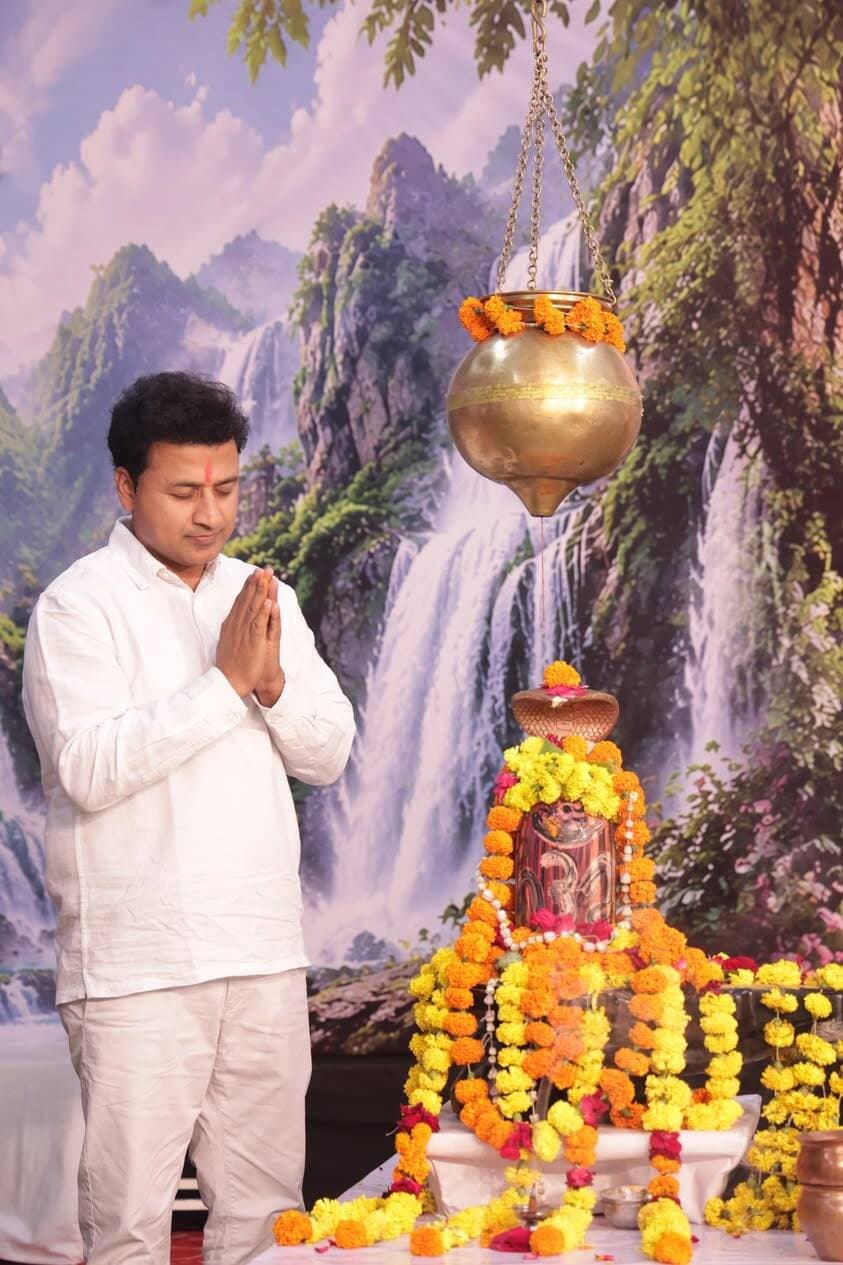श्रावणी पूर्णिमा की महिमा बताते हुए पूर्ण हुई ‘अपनों से अपनी बात’ शिव कथा
@followers @top fans News 24 Udaipur Narayan Seva Sansthan
#nonflowers #Udaipur #viralpost
उदयपुर, 27 अगस्त। नारायण सेवा संस्थान में संस्थान अध्यक्ष प्रशांत अग्रवाल के श्रीमुख से भोलेनाथ के चरणों में चल रही ‘अपनों से अपनी बात’ शिव कथा की गुरुवार को भावपूर्ण पूर्णाहुति हुई। कथा के समापन अवसर पर उन्होंने श्रावणी पूर्णिमा और रक्षाबंधन पर्व की महिमा बताते हुए कहा कि रक्षा सूत्र केवल कलाई पर बंधा धागा नहीं, बल्कि विश्वास, सुरक्षा और दिए गए वचन को निभाने का संकल्प है।
प्रशांत अग्रवाल ने देवासुर संग्राम का प्रसंग सुनाते हुए बताया कि इंद्राणी ने इंद्र को रक्षा सूत्र बांधा था। यह सूत्र उनके लिए भय से मुक्ति और विजय का आधार बना। इसके बाद उन्होंने राजा बलि और भगवान वामन की कथा सुनाई। उन्होंने कहा कि कठोर तप से तीनों लोकों के राजा बने बलि अपनी दानवीरता के लिए प्रसिद्ध थे। यज्ञ के दौरान भगवान विष्णु वामन रूप में उनके पास पहुंचे और तीन पग भूमि मांगी। गुरु शुक्राचार्य ने बलि को भगवान की लीला से अवगत कराया, लेकिन बलि ने कहा कि जब स्वयं भगवान याचक बनकर आए हैं तो उन्हें खाली हाथ लौटाना उचित नहीं होगा।
वामन भगवान ने दो पग में पृथ्वी और आकाश नाप लिया। तीसरे पग के लिए बलि ने अपना शीश आगे कर दिया। भगवान ने उन्हें पाताल लोक का राजा बनाया और भविष्य में इंद्र के समान ऐश्वर्य का आशीर्वाद दिया। बलि ने भगवान विष्णु से अपने द्वारपाल बनने का वरदान मांग लिया। जब माता लक्ष्मी को इसका पता चला तो उन्होंने राजा बलि को राखी बांधकर भाई बनाया और भगवान विष्णु को मुक्त कराया। उन्होंने कहा कि यह रक्षा सूत्र के वचन की शक्ति है, जो स्वर्ग से पाताल तक की यात्रा करते हुए आज के युग में भी रिश्तों में विश्वास और वचन निभाने का संकल्प जगाता है।
उन्होंने महाभारत के प्रसंग का उल्लेख करते हुए कहा कि द्रौपदी द्वारा कृष्ण को राखी बांधने पर भगवान कृष्ण ने भी उसकी लाज रखी। इसलिए जीवन ऐसा हो जिसमें हम केवल जगत को प्रसन्न करने के बजाय जगतपति को प्रसन्न करने के लिए जिएं।
अनुभवों से जुड़ी कथा की आत्मीयता :
कथा के दौरान प्रशांत अग्रवाल ने संस्थान में उपचार और कृत्रिम अंग लगवाने आए महाराष्ट्र के सैयद अरबाज, राजस्थान के हुकमाराम, बिहार की राजनंदनी, छत्तीसगढ़ के सचिन और उत्तर प्रदेश के अभिनव से संवाद कर उनके अनुभव जाने। उन्होंने संस्थान में सामूहिक विवाह के बाद दांपत्य जीवन जी रहे देवेन्द्र और निकिता से भी बातचीत की और उनके जीवन में आए बदलावों के बारे में जाना।
समापन अवसर पर प्रशांत अग्रवाल ने विश्व मंगल की कामना करते हुए सभी से रक्षाबंधन पर्व को केवल रस्म तक सीमित न रखकर प्रेम, सुरक्षा, सेवा, विश्वास और वचन निभाने की भावना के साथ सार्थक बनाने की अपील की।