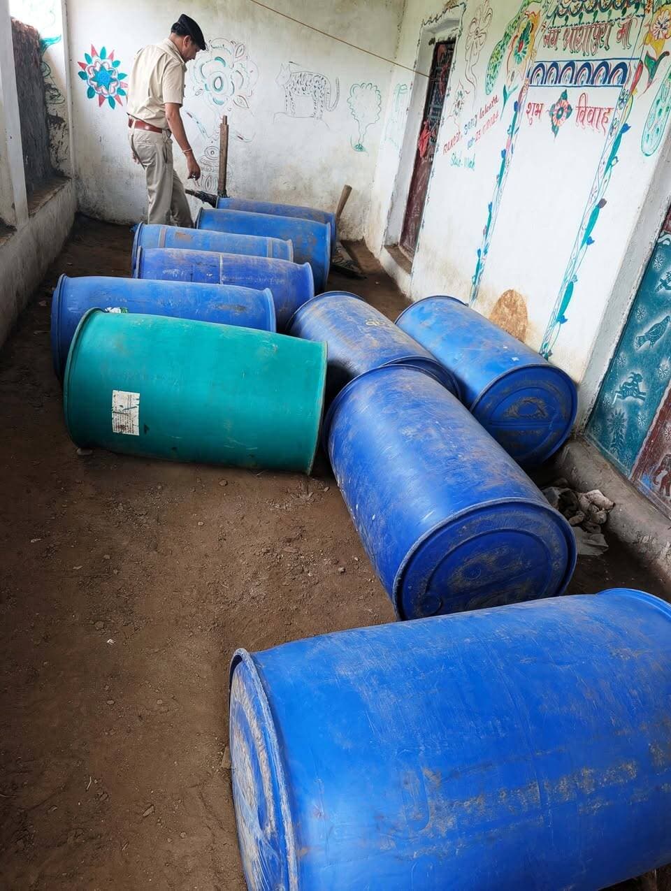 आबकारी आयुक्त के निर्देशन में उदयपुर में 2 बड़ी कार्रवाई
गोगुंदा में 20 ड्रमों में भरा 3600 लीटर अवैध स्पिरिट किया बरामद
निकाय चुनाव आचार संहिता में अवैध शराब के निर्माण में उपयोग होना था स्पिरिट
@followers @top fans News 24 Udaipur
#Udaipur #viralpost #nonflowers #ExciseDepartment
उदयपुर, 27 अगस्त। आबकारी आयुक्त नमित मेहता के निर्देशन में निकाय आदर्श आचार संहिता के दौरान आबकारी दल ने मुखबिर की सूचना पर उदयपुर के गोगुंदा में 2 बड़ी कार्रवाई में 20 ड्रमों में भरकर रखा 3600 लीटर अवैध स्पिरिट जब्त करते हुए मौके से अभियुक्त को गिरफ्तार किया। बरामद स्पिरिट की अनुमानित कीमत 4 लाख रूपए है जिसका उपयोग निकाय चुनाव के दौरान अवैध शराब के निर्माण में किया जाना था।
रेस्टोरेन्ट से बरामद हुआ अवैध स्पिरिट :
आबकारी आयुक्त श्री मेहता के निर्देशानुसार प्रदेश मंे निकाय चुनाव आदर्श आचार संहिता के तहत
अवैध मदिरा निर्माण, भण्डारण, परिवहन एवं विक्रय पर रोकथाम के लिए जारी निरोधात्मक गतिविधियों के तहत नाकाबंदी, गश्त, रेड की प्रभावी कार्यवाही की जा रही है। इसी के तहत अतिरिक्त आबकारी आयुक्त नीति प्रदीप सिंह सांगावत एवं उपायुक्त आबकारी निरोधक दल जोन उदयपुर प्रद्युम्न सिंह चुण्डावत को मुखबिर से प्राप्त विश्वसनीय सूचना पर उदयपुर की गोगुंदा तहसील में नेशनल हाईवे 27 पर खोखरिया की नाल के समीप बालाजी रेस्टोरेन्ट पर 26 अगस्त को आबकारी अधिकारी उदयपुर विकास बीठू के नेतृत्व में प्रहराधिकारी उदयपुर दौलत सिंह एवं प्रहराधिकारी गोगुंदा कैलाशचन्द्र सहित मय जाब्ता दबिष दी गई। कार्रवाई में 8 ड्रमों में 1600 लीटर, 2 ड्रमों में 100 लीटर सहित कुल 10 ड्रमों में 1700 लीटर स्पिरिट जब्त करते हुए मौके से अभियुक्त प्रकाश मेघवाल निवासी सांचैर को गिरफ्तार किया गया।
अनुसंधान से मिली सूचना पर दूसरी कार्रवाई :
उपायुक्त ईपीएफ उदयपुर प्रद्युम्न सिंह चुण्डावत के निकट सुपरविजन में गोगुंदा में पहली कार्रवाई में गिरफ्तार अभियुक्त प्रकाश मेघवाल से शुरूआती पूछताछ में मिली सूचना के आधार पर गोगुंदा के ग्राम उखलियाद में रमेश गरासिया के मकान पर आबकारी टीम द्वारा दबिष दी गई। कार्रवाई में उक्त मकान से 9 ड्रमों में 1800 लीटर एवं 1 ड्रम में 100 लीटर सहित कुल 10 ड्रमों में भरकर रखा 1900 लीटर अवैध स्पिरिट जब्त किया गया। अभियुक्त मौके से फरार हो गया।
इस प्रकार गोगुंदा में अलग- अलग स्थानों पर 2 बड़ी कार्रवाई कर आबकारी टीम ने 20 ड्रमों में भरकर रखा 3600 लीटर अवैध स्पिरिट जब्त किया जिसकी अनुमानित कीमत 4 लाख रूपए आंकी गई है।
स्पिरिट से अवैध मदिरा का निर्माण :
प्रदेष में निकाय चुनावों के तहत आचार संहिता प्रभावी है इसी क्रम में चुनाव के दौरान स्पिरिट के बडे स्टाॅक को जब्त कर आबकारी निरोधक दल को बड़ी सफलता मिली है। उल्लेखनीय है कि जब्त स्पिरिट के माध्यम से बडी मात्रा मंे अवैध मदिरा का निर्माण कर चुनाव के दौरान उपयोग किया जाना था। उक्त कार्रवाई के तहत अग्रिम अनुसंधान जारी है।