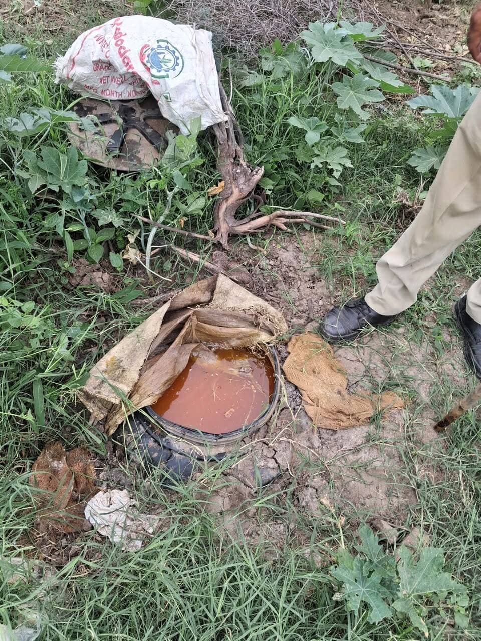 आबकारी आयुक्त के निर्देशन में
अवैध मदिरा पर कार्रवाई जारी, स्पिरिट जब्त वाॅश एवं भट्टियां नष्ट
@followers @top fans News 24 Udaipur
#ExciseDepartment #action #viralpost #nonflowers
उदयपुर, 27 अगस्त। आबकारी आयुक्त नमित मेहता के निर्देशानुसार प्रदेश में निकाय चुनाव आदर्श आचार संहिता के तहत अवैध मदिरा निर्माण, भण्डारण, परिवहन एवं विक्रय पर रोकथाम के लिए जारी निरोधात्मक गतिविधियों के तहत नाकाबंदी, गश्त, दबिश की प्रभावी कार्यवाही की जा रही है। प्रदेश के विभिन्न जिलों में अवैध मदिरा जब्त करते हुए हजारों लीटर वाॅश नष्ट कर अभियोग दर्ज किए।
आबकारी आयुक्त नमित मेहता के निर्देशन में जीरो टॉलरेंस की नीति अपनाते हुए अन्य राज्य की शराब की तस्करी, अवैध मदिरा के निर्माण, परिवहन व विक्रय पर आबकारी निरोधक टीमों द्वारा प्रभावी कार्यवाही की जा रही है। उदयपुर में निकाय चुनाव आदर्श आचार संहिता के दौरान आबकारी दल ने मुखबिर की सूचना पर उदयपुर के गोगुंदा में 2 बड़ी कार्रवाई में 20 ड्रमों में भरकर रखा 3600 लीटर अवैध स्पिरिट जब्त करते हुए मौके से अभियुक्त को गिरफ्तार किया। बरामद स्पिरिट की अनुमानित कीमत 4 लाख रूपए है जिसका उपयोग निकाय चुनाव के दौरान अवैध मदिरा के निर्माण में किया जाना था। जयपुर ग्रामीण के तहत वृŸा चाकसू में आबकारी निरीक्षक के नेतृत्व में ईपीएफ दल ने अवैध मदिरा निर्माण के ठीकानों पर दबिष दी। इसके तहत त्रिलोकपुरा, सीतारामपुरा, बगरिया, नारायण की ढाणी, ढूंढ नदी के कूंचे, संभारिया, अचलपुरा में कार्रवाई करते हुए 32 हजार लीटर वाॅश सहित 15 भट्टियां नष्ट की गई। मौके से 40 पव्वे ग्लोबस ग्रीन, स्कूटी से 48 पव्वे देशी मदिरा घूमर, शिवदासपुरा में एक मकान से 288 पव्वे देशी घूमर मदिरा जब्त कर अभियोग दर्ज किए। सिरोही में भटाना क्षेत्र के मेंथीपुरा क्षेत्र में बरसाती नाले में कार्रवाई कर प्लास्टिक के ड्रमों में भरा 2 हजार लीटर महुवा वाश नष्ट किया। बंूदी शहर की कंजर बस्ती रामनगर में दबिश देते हुए 1100 लीटर वाॅश एवं एक चालू भट्टी नष्ट की। मौके से 9 लीटर अवैध हथकड़ शराब भी बरामद की गई। भीलवाड़ा के मांडलगढ़ क्षेत्र में चिताबड़ा कंजर बस्ती, बिजौलिया, भोपतपुरा, मालका खेड़ा, जलिन्द्री, रघुनाथपुरा, श्यामपुरा मेें कार्रवाई कर 1300 लीटर वाॅश सहित 5 भट्टियां नष्ट की गई। मौके से 53 लीटर अवैध हथकड़ शराब बरामद कर अभियोग दर्ज किया गया।
इसी प्रकार प्रदेश में समस्त अतिरिक्त आबकारी आयुक्त जोन, आबकारी उपायुक्त, जिला आबकारी अधिकारी, आबकारी निरीक्षक एवं आबकारी निरोधक दल द्वारा अवैध मदिरा के विरूद्ध जीरो टाॅलरेंस की नीति के तहत कार्यवाही की जा रही है।