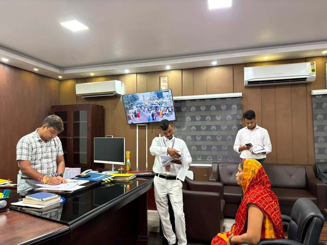 🏛️ “सबका सम्मान–जीवन आसान”
आज दिनांक 27.08.2026 को जिला पदाधिकारी, रोहतास श्री दीपक कुमार मिश्रा ने समाहरणालय में आयोजित जनता दरबार के दौरान आम नागरिकों की समस्याओं को संवेदनशीलता से सुना। इस दौरान कुल 10 आवेदन प्राप्त हुए।
🔹 जिला पदाधिकारी द्वारा प्रत्येक मामले को गंभीरता से लेते हुए संबंधित अधिकारियों को समयबद्ध एवं नियमानुसार कार्रवाई कर त्वरित समाधान सुनिश्चित करने का निर्देश दिया गया।
#IPRD
#JantaDarbar
#DistrictAdministrationRohtas #SabkaSammanJeevanAasan
Information & Public Relations Department, Government of Bihar