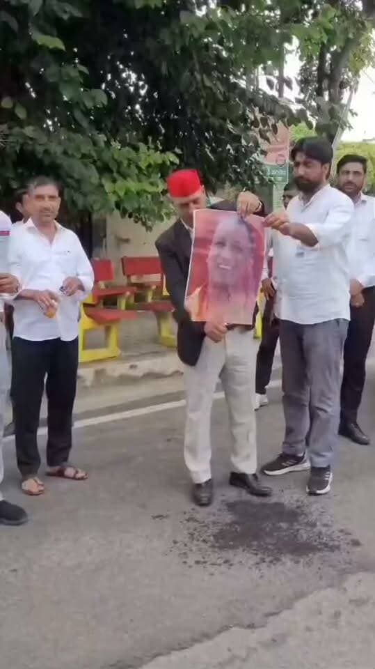 यह वायरल वीडियो मेरठ का बताया जा रहा है जहां समाजवादी पार्टी के कार्यकर्ताओं के साथ मुख्यमंत्री योगी आदित्यनाथ का पोस्टर को जलने का प्रयास किया गया, ऐसे में सब इंस्पेक्टर ने पोस्टर को जलने से छीन लिया,
#मेरठ #मेरठ_वायरल_वीडियो #समाजवादी_पार्टी #सपा #सपा_कार्यकर्ता #योगी_आदित्यनाथ #मुख्यमंत्री_योगी #उत्तरप्रदेश #यूपी_न्यूज #वायरल_वीडियो #वायरल_न्यूज #राजनीति #राजनीतिक_खबर #पुलिस #सब_इंस्पेक्टर #ग्राउंड_रिपोर्ट #ब्रेकिंग_न्यूज