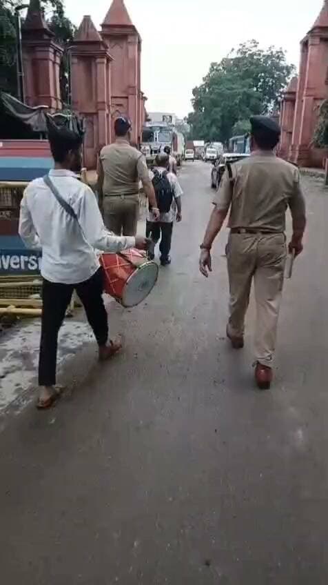 ढोल बजाकर निकाली जुआरी की बारात। पुलिस ने किया शहर निकाला...see more