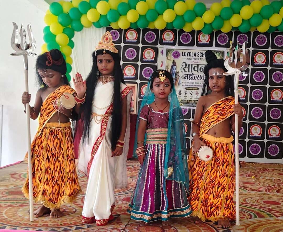 भोलेनाथ-पार्वती के रूप में सजे बच्चों ने मोहा मन, सावन महोत्सव में दिखा भक्ति और भाई-बहन के प्रेम का रंग .. खबर कमेंट बॉक्स में