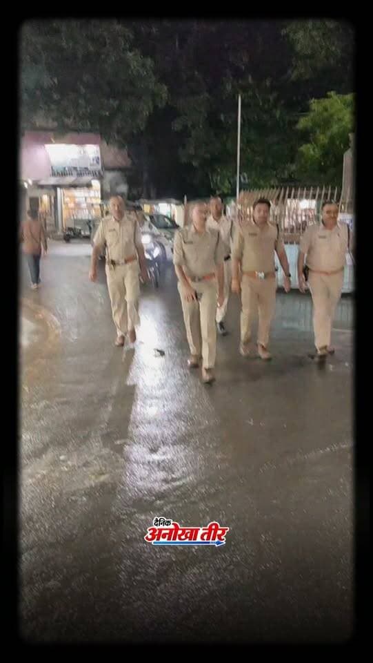 त्योहारों को लेकर हरदा पुलिस अलर्ट 🚨 थाना प्रभारी आरएल भारती ने पुलिस बल के साथ बाजार क्षेत्र में पैदल गश्त कर सुरक्षा व्यवस्था का जायजा लिया। महिला सुरक्षा और संदिग्ध गतिविधियों पर विशेष नजर रखी जा रही है। 👮♂️🚨
#HardaPolice #Harda #PoliceAlert #FestivalSafety #AnokhaTeer