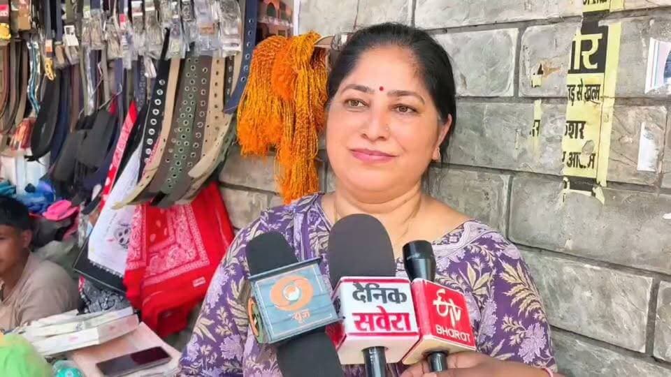 दुकानदार प्रीति जी का कहना है कि राखी की खरीदारी को लेकर लोग बाजारों का रुख कर रहे हैं। लेकिन ऑनलाइन कारोबार से अबकी बार राखी का त्यौहार भी प्रभावित हुआ है। लेकिन उसके बावजूद भी इस बार जो है कारोबार ठीक हो रहा है लोगों का रुख जो है वह बाजार में रहा अच्छा खासा