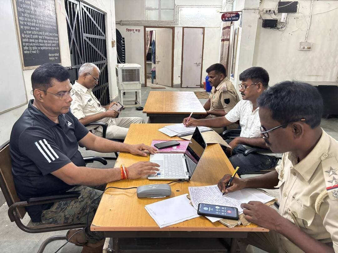 अनुसंधान की गुणवत्ता सुधारने को थानों में रात्रि में केस डायरी लेखन का विशेष सत्र
जहानाबाद: पुलिस अधीक्षक, जहानाबाद के निर्देश पर बुधवार की रात्रि जिले के सभी थाना परिसरों में थानाध्यक्षों की देखरेख में अनुसंधानकर्ताओं के साथ कांड दैनिकी (केस डायरी) लेखन का विशेष सत्र आयोजित किया गया।
सत्र का मुख्य उद्देश्य अनुसंधान की गुणवत्ता में सुधार, लंबित कांडों का त्वरित निष्पादन तथा केस डायरी लेखन के दौरान अनुसंधानकर्ताओं को होने वाली व्यावहारिक कठिनाइयों का समाधान करना रहा। इस दौरान थानाध्यक्षों ने अनुसंधानकर्ताओं के साथ लंबित मामलों की समीक्षा करते हुए कांड दैनिकी को अद्यतन एवं व्यवस्थित तरीके से तैयार करने को लेकर आवश्यक मार्गदर्शन दिया।
पुलिस अधिकारियों ने अनुसंधानकर्ताओं को निर्देश दिया कि लंबित कांडों के निष्पादन में अनावश्यक विलंब न हो और प्रत्येक मामले में साक्ष्यों एवं तथ्यों के आधार पर गुणवत्तापूर्ण अनुसंधान सुनिश्चित किया जाए। विशेष सत्र के माध्यम से अनुसंधान प्रक्रिया को अधिक प्रभावी और समयबद्ध बनाने पर जोर दिया गया।