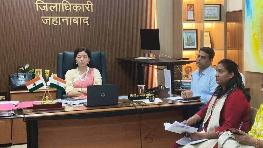 सूर्य घर योजना के लंबित आवेदनों का शीघ्र करें निष्पादन
जहानाबाद। प्रधानमंत्री सूर्य घर मुफ्त बिजली योजना की प्रगति को लेकर बुधवार को जिला पदाधिकारी श्रीमती छिरिङ वाई भूटिया की अध्यक्षता में समीक्षा बैठक हुई। बैठक में संबंधित पदाधिकारियों, अग्रणी जिला प्रबंधक के प्रतिनिधि और सूचीबद्ध विक्रेताओं के साथ योजना के क्रियान्वयन की समीक्षा की गई। डीएम ने लंबित आवेदनों का शीघ्र निष्पादन कर अधिक से अधिक पात्र उपभोक्ताओं को योजना से जोड़ने का निर्देश दिया।
बैंक स्तर पर लंबित आवेदनों की समीक्षा में सामने आया कि 97 पूर्ण आवेदन और 28 स्वीकृत आवेदन ऋण वितरण के लिए लंबित हैं। इस पर डीएम ने अग्रणी जिला प्रबंधक के प्रतिनिधि को संबंधित बैंकों से समन्वय कर जल्द ऋण वितरण सुनिश्चित कराने का निर्देश दिया।
वहीं, विक्रेताओं के स्तर पर 1,985 आवेदन अनुबंध की प्रक्रिया के लिए लंबित पाए गए। डीएम ने सभी संबंधित विक्रेताओं को निर्धारित समय सीमा के भीतर अनुबंध की प्रक्रिया पूरी करने तथा किसी भी स्तर पर अनावश्यक विलंब नहीं करने को कहा। उन्होंने कहा कि आवेदन प्राप्त होने के बाद आगे की सभी प्रक्रियाएं समय पर पूरी हों, ताकि पात्र लाभुकों को योजना का लाभ जल्द मिल सके।
बैठक में योजना के व्यापक प्रचार-प्रसार और अधिकाधिक आवेदन प्राप्त करने पर भी जोर दिया गया। विद्युत विभाग के सभी कनीय अभियंताओं के कार्यों की भी विशेष समीक्षा की गई। खासकर प्रतिमाह 300 यूनिट से अधिक बिजली खपत करने वाले उपभोक्ताओं को योजना से जोड़ने के लिए कराए जा रहे आवेदनों की प्रगति की समीक्षा की गई। इस दिशा में प्रगति असंतोषजनक पाए जाने पर डीएम ने संबंधित कार्यपालक अभियंता को कनीय अभियंताओं से स्पष्टीकरण प्राप्त करने का निर्देश दिया।
डीएम ने कहा कि योजना को प्रभावी ढंग से लागू करने के लिए विद्युत विभाग, बैंक, विक्रेताओं और अन्य संबंधित इकाइयों के बीच बेहतर समन्वय जरूरी है। उन्होंने सभी संबंधित अधिकारियों और विक्रेताओं को आपसी समन्वय से कार्य करते हुए लंबित मामलों का त्वरित निष्पादन और अधिकाधिक पात्र उपभोक्ताओं को योजना से जोड़ने का निर्देश दिया।
बैठक में उप विकास आयुक्त, कार्यपालक अभियंता विद्युत, जिला विकास पदाधिकारी, सभी कनीय अभियंता समेत अन्य पदाधिकारी उपस्थित थे।
