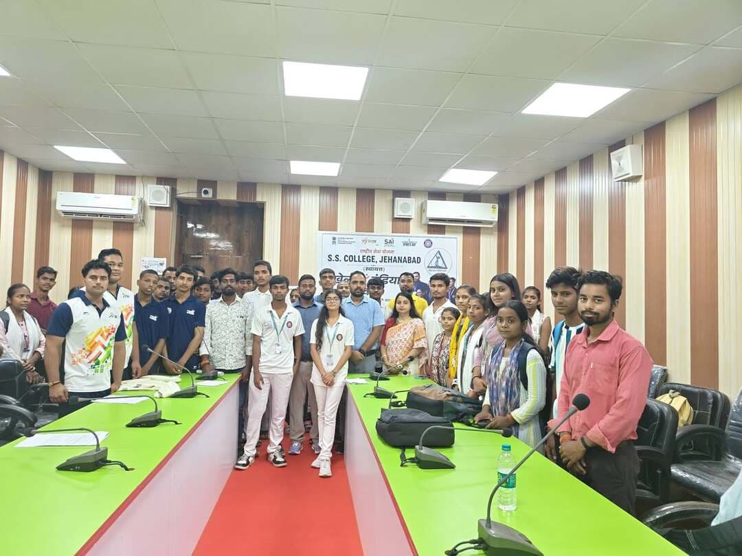 खेलो इंडिया संवाद में युवाओं ने साझा किए विकसित भारत के सपने
जहानाबाद। राष्ट्रीय खेल दिवस के अवसर पर बुधवार को मेरा युवा भारत (MY Bharat), युवा कार्यक्रम एवं खेल मंत्रालय, भारत सरकार की ओर से स्वामी सहजानंद महाविद्यालय में ‘खेलो इंडिया संवाद–खेल की बात, पीएम के साथ’ कार्यक्रम का आयोजन किया गया। कार्यक्रम का मुख्य आकर्षण प्रधानमंत्री नरेंद्र मोदी का वर्चुअल संबोधन रहा। महाविद्यालय सभागार में युवाओं ने प्रधानमंत्री का संबोधन सुना।
प्रधानमंत्री ने युवाओं को खेलों में अधिक से अधिक भागीदारी के लिए प्रेरित करते हुए खेल प्रतिभाओं की पहचान, बेहतर प्रशिक्षण और खेल सुविधाओं के विस्तार पर जोर दिया। उन्होंने खेलों को अनुशासन, फिटनेस और राष्ट्र निर्माण से जोड़ते हुए युवाओं की सक्रिय भागीदारी का आह्वान किया।
कार्यक्रम में ‘युवा संवाद’ के दौरान युवाओं ने खेल पारिस्थितिकी तंत्र को मजबूत करने, वर्ष 2036 के ओलंपिक के लिए प्रतिभाओं को तैयार करने, युवा नेतृत्व एवं शासन में भागीदारी बढ़ाने तथा विकसित भारत के निर्माण में युवाओं की भूमिका जैसे विषयों पर अपने विचार साझा किए। खेल मैदान, प्रशिक्षण, खेल विज्ञान, छात्रवृत्ति, डिजिटल कौशल, उद्यमिता और कौशल विकास को लेकर भी सुझाव दिए गए।
इस अवसर पर युवाओं को MY Bharat पोर्टल पर पंजीकरण के लिए प्रोत्साहित किया गया। सुझाव देने के लिए कार्यक्रम स्थल पर क्यूआर कोड की व्यवस्था की गई थी। साथ ही Viksit Bharat Young Leaders Dialogue (VBYLD) 2027 के संबंध में भी जानकारी दी गई।
कार्यक्रम में महाविद्यालय के प्राचार्य डॉ. दीपक कुमार, MY Bharat के जिला युवा अधिकारी हिमांशु कुमार, खेलो इंडिया प्रशिक्षक गिरीजेश कुमार, एनएसएस प्रोग्राम कोऑर्डिनेटर डॉ. प्रीति रानी, समाजसेवी मृत्युंजय कुमार सहित अन्य गणमान्य लोग उपस्थित रहे। राष्ट्रीय पदक विजेता उज्जवल सिंह एवं आदित्य राज, खेलो इंडिया सेंटर व एकलव्य के प्रशिक्षु, MY Bharat स्वयंसेवक, एनएसएस स्वयंसेवक और विभिन्न खेलों के खिलाड़ी भी कार्यक्रम में शामिल हुए।
कार्यक्रम के माध्यम से युवाओं को संदेश दिया गया कि वे केवल खेलों में भाग लेने वाले खिलाड़ी नहीं, बल्कि विकसित एवं सशक्त भारत के निर्माण में सक्रिय भागीदार भी हैं।