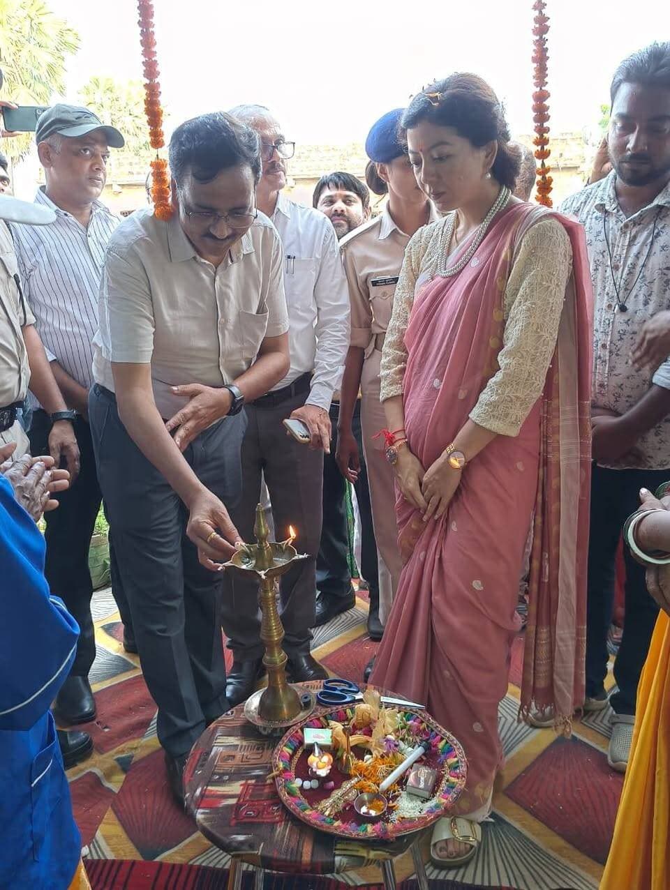 अमैन में खुला जीविका सुधा बिक्री केंद्र, महिलाओं को मिलेगा स्वरोजगार का अवसर
जहानाबाद: ग्रामीण महिलाओं को स्वरोजगार और आर्थिक आत्मनिर्भरता से जोड़ने की दिशा में जीविका की पहल को बढ़ावा मिला है। बुधवार को जिला पदाधिकारी श्रीमती छिरिङ वाई भूटिया ने अमैन पंचायत में जीविका दीदी हीरामणि देवी द्वारा संचालित ‘जीविका सुधा बिक्री केंद्र’ का फीता काटकर उद्घाटन किया।
जीविका एवं कॉम्फेड (मगध मिल्क यूनियन, सुधा) के संयुक्त तत्वावधान में शुरू किए गए इस केंद्र का उद्देश्य ग्रामीण क्षेत्र में महिलाओं को रोजगार से जोड़ने के साथ गांव स्तर पर गुणवत्तापूर्ण सुधा दुग्ध उत्पाद उपलब्ध कराना है।
उद्घाटन के अवसर पर जिला पदाधिकारी ने कहा कि जीविका के माध्यम से महिलाओं को विभिन्न आर्थिक गतिविधियों से जोड़कर उनके स्वावलंबन को लगातार मजबूत किया जा रहा है। जीविका सुधा बिक्री केंद्रों का संचालन महिलाओं द्वारा किए जाने से उन्हें नियमित आय के साथ व्यवसाय संचालन और नेतृत्व का अवसर भी मिलेगा।
उन्होंने केंद्र की संचालक जीविका दीदी हीरामणि देवी को नई शुरुआत के लिए शुभकामनाएं दीं तथा केंद्र का बेहतर संचालन करने और ग्राहकों को गुणवत्तापूर्ण उत्पाद उपलब्ध कराने के लिए प्रोत्साहित किया।
अमैन पंचायत में चयन प्रक्रिया के तहत चयनित हीरामणि देवी इस बिक्री केंद्र का संचालन करेंगी। कार्यक्रम में मौजूद पदाधिकारियों ने इस पहल को महिलाओं के आर्थिक सशक्तीकरण की दिशा में महत्वपूर्ण कदम बताया। वहीं, बड़ी संख्या में मौजूद जीविका दीदियों, कैडर और स्थानीय ग्रामीणों ने हीरामणि देवी को शुभकामनाएं दीं।
इस अवसर पर मगध मिल्क यूनियन कॉम्फेड के प्रबंध निदेशक हेमेंद्र कुमार, जीविका के जिला परियोजना प्रबंधक विनय कुमार सहित संबंधित पदाधिकारी, जीविका दीदियां, कैडर और स्थानीय ग्रामीण मौजूद रहे।