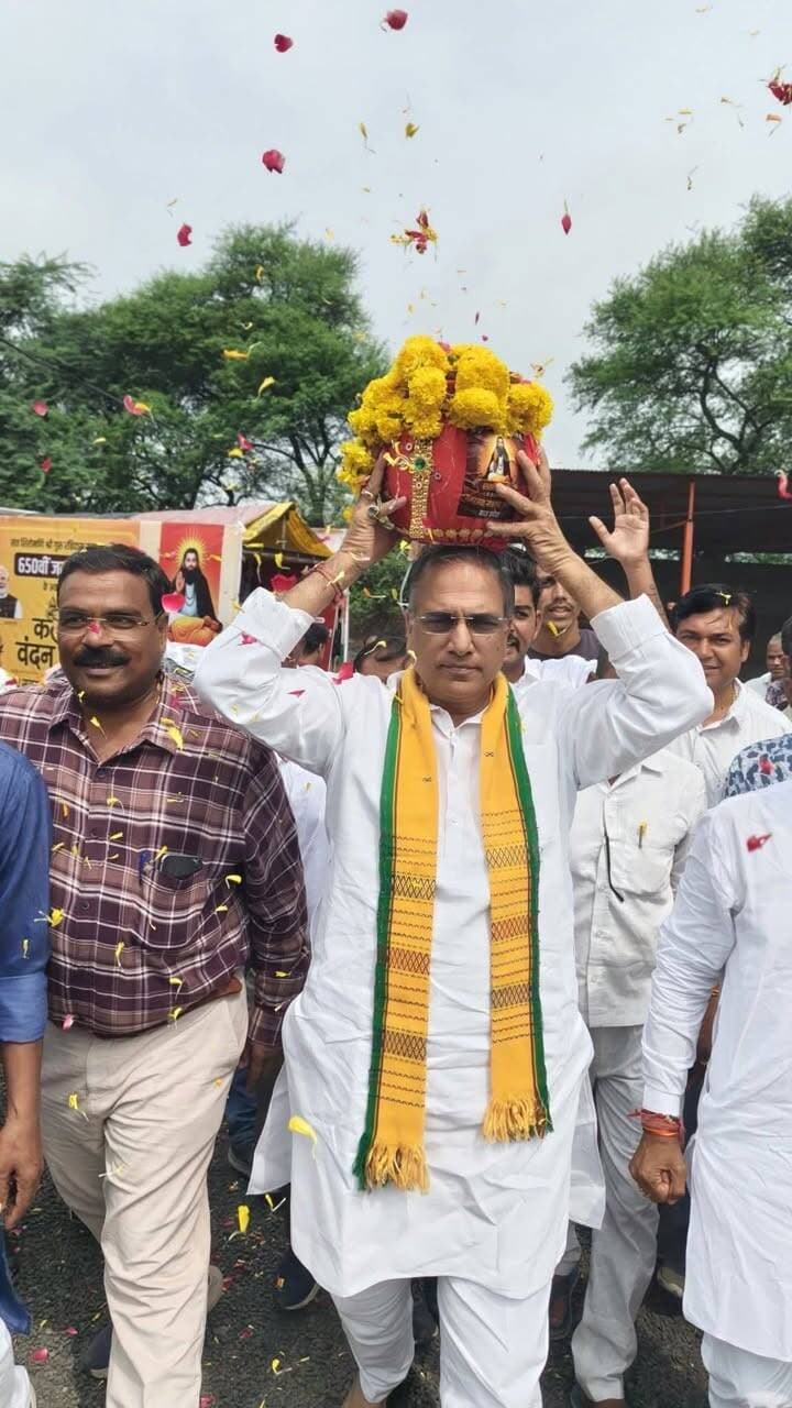 जिले में संत रविदास जी की जयंती के उपलक्ष में समरसता संकल्प अभियान तथा कलश वंदन यात्रा जारी
सांसद श्री सुधीर गुप्ता तथा सांसद श्री बंशीलाल गुर्जर भी यात्रा में हुए सम्मिलित
संत शिरोमणि श्री रविदास जी की 650 वीं जन्म जयंती के अवसर पर शासन के निर्देशानुसार मंदसौर जिले में भी समरसता संकल्प अभियान तथा कलश वंदन यात्रा निरंतर जारी है। विभिन्न ग्रामों, नगरों से गुजरते हुए यात्रा का ग्रामीणों, नागरिको द्वारा भव्य स्वागत अभिनंदन किया जा रहा है। अब तक बड़ी संख्या में ग्रामों, नगरों में यात्रा द्वारा प्रवेश करके संत रविदास जी के संदेश का प्रसार किया है।
27 अगस्त को कलश वंदन यात्रा के दौरान सांसद श्री सुधीर गुप्ता, सांसद श्री बंशीलाल गुर्जर भी सम्मिलित हुए। सांसद श्री सुधीर गुप्ता एवं सांसद श्री बंशीलाल गुर्जर द्वारा यात्रा का स्वागत अभिनंदन करते हुए कलश धारण किया गया। 27 अगस्त को कलश वंदन यात्रा दलोदा रेल के अलावा दलोदा सगरा, रिछालाल मुहा, पटेलासेमलिया आदि ग्रामों से होकर गुजरी। इस दौरान जिला योजना समिति सदस्य श्री राजेश दीक्षित भी उपस्थित रहे।
26 अगस्त को कलश वंदन यात्रा अलावडा खेड़ी, बोहरा खेड़ी, भूखी, सावाखेड़ा, सिंदपन, गुराडियालालमुहा, करवाखेड़ी, नंदावता, गरोड़ा तथा बनी ग्रामों से होकर गुजरी इस दौरान स्थान-स्थान पर यात्रा का भव्य स्वागत किया गया। सांसद श्री सुधीर गुप्ता ग्राम अलावदा खेड़ी में भी यात्रा में सम्मिलित हुए।
#मंदसौर
#Mandsaur