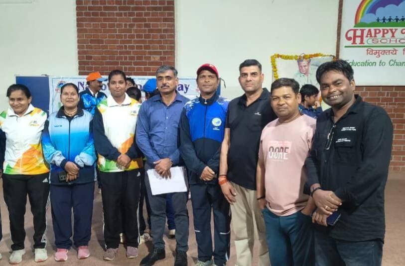 शिवपुरी में ‘खेलो इंडिया युवा संवाद’ कार्यक्रम का हुआ आयोजन, खिलाड़ियों का सम्मान एवं प्रधानमंत्री श्री मोदी का वर्चुअल संबोधन
युवाओं को खेल, अनुशासन, फिटनेस और राष्ट्र निर्माण की दिशा में प्रेरित करने के उद्देश्य से ‘खेलो इंडिया युवा संवाद कार्यक्रम का भव्य आयोजन नोडल स्कूल हैप्पी डेज स्कूल एवं बाल शिक्षा निकेतन स्कूल में किया गया।
खेल एवं युवा कल्याण विभाग और मेरा युवा भारत के संयुक्त तत्त्वाधान में आयोजित इस कार्यक्रम में जिले के युवाओं, खिलाड़ियों और खेल प्रेमियों ने बढ़-चढ़कर भाग लिया।
कार्यक्रम का मुख्य आकर्षण देश के यशस्वी प्रधानमंत्री श्री नरेंद्र मोदी का वर्चुअल जुड़ाव रहा। कार्यक्रम स्थल पर बड़ी स्क्रीन के माध्यम से उपस्थित युवाओं और 200 से अधिक खिलाड़ियों ने प्रधानमंत्री जी का संबोधन ध्यानपूर्वक सुना।
प्रधानमंत्री श्री मोदी ने अपने संबोधन में कहा कि खेलो इंडिया युवा संवाद के सफल कार्यक्रम के लिए मैं सभी को बहुत-बहुत बधाई देता हूँ। टेक्नोलॉजी के माध्यम से राज्य सरकार के अनेक मंत्रियों, संसद में मेरे सहयोगियों और माय भारत के लाखों वॉलंटियर्स का भी हृदय से अभिनंदन करता हूँ। 29 अगस्त को नेशनल स्पोर्ट्स डे है, खेल जगत से जुड़े सभी साथियों को खेल दिवस की अग्रिम शुभकामनाएं। यह दिन माँ भारती की महान संतान मेजर ध्यानचंद जी को याद करने का भी अवसर है। उन्होंने आगे मेजर ध्यानचंद जी के ऐतिहासिक योगदान का स्मरण कराते हुए खेल और फिटनेस को स्वस्थ एवं सशक्त भारत के निर्माण की धुरी बताया।
इस भव्य कार्यक्रम में भारत सरकार के खेल एवं युवा कार्यक्रम मंत्रालय के दिशानिर्देशानुसार कई गणमान्य अतिथि उपस्थित रहे। जिसमें मुख्य अतिथि श्री विपुल जैमिनी एवं श्री अमरदीप शर्मा, विशेष अतिथि अंतर्राष्ट्रीय खिलाड़ी मुस्क़ान शेख, खेल विभाग के अधिकारी डॉ. के. के. खरे, श्री गिरीश मिश्रा, श्री कमल सिंह बाथम तथा श्री महेंद्र उपाध्याय शामिल है।
कार्यक्रम के दौरान खेलो इंडिया स्कीम और खेलों के नए आयामों पर विस्तृत चर्चा की गई। साथ ही, विभिन्न खेल विधाओं में उत्कृष्ट प्रदर्शन करने वाले उदीयमान एवं प्रतिभावान खिलाड़ियों को शील्ड और मेडल प्रदान कर सम्मानित किया गया। जिले के सभी खेल प्रशिक्षकों और खिलाड़ियों के उत्साह से पूरा वातावरण खेलमय और ऊर्जावान बना रहा।
Department of Sports & Youth Welfare, Madhya Pradesh
#shivpuri