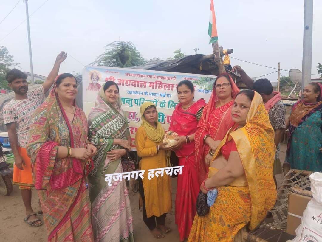 #महिला_मंडल_ने_मनाया_रक्षाबंधन_का_त्यौहार__
#बृजनगर_______
__अग्रवाल समाज महिला मंडल सदस्यों ने गाडिया लोहार परिवार में मनाया रक्षा बंधन त्यौहार
__गरीब परिवारों की महिलाओं ,बच्चों को राखी बांधकर उन्हें बुरा,राखी ,मेंहदी कीप देकर धूमधाम से त्यौहार मनाने के लिए किया प्रेरित
__गाडिया लोहार समाज की महिलाओं ने मौजूद अग्रवाल समाज महिला सदस्यों का दिया धन्यवाद
__उस अवसर पर गरिमा मित्तल,संजू मित्तल,प्रीति गर्ग ,संजू मित्तल,मोनिका गोयल,नीलू गर्ग आदि मौजूद रहीं।