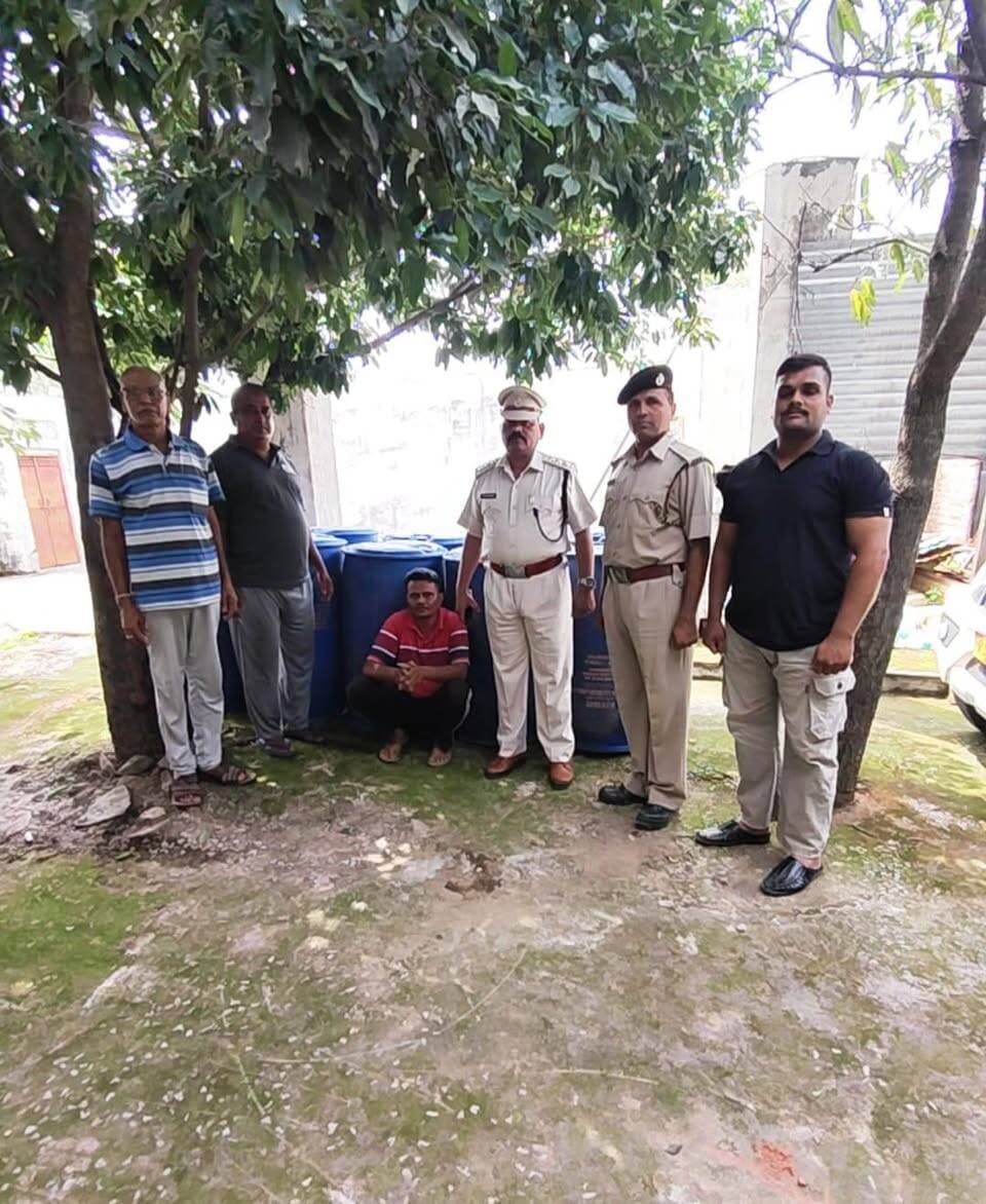 आबकारी आयुक्त के निर्देशन में
अवैध मदिरा पर कार्रवाई जारी, स्पिरिट जब्त वाॅश एवं भट्टियां नष्ट
उदयपुर, 27 अगस्त। आबकारी आयुक्त नमित मेहता के निर्देशानुसार प्रदेश में निकाय चुनाव आदर्श आचार संहिता के तहत अवैध मदिरा निर्माण, भण्डारण, परिवहन एवं विक्रय पर रोकथाम के लिए जारी निरोधात्मक गतिविधियों के तहत नाकाबंदी, गश्त, दबिश की प्रभावी कार्यवाही की जा रही है। प्रदेश के विभिन्न जिलों में अवैध मदिरा जब्त करते हुए हजारों लीटर वाॅश नष्ट कर अभियोग दर्ज किए।
आबकारी आयुक्त नमित मेहता के निर्देशन में जीरो टॉलरेंस की नीति अपनाते हुए अन्य राज्य की शराब की तस्करी, अवैध मदिरा के निर्माण, परिवहन व विक्रय पर आबकारी निरोधक टीमों द्वारा प्रभावी कार्यवाही की जा रही है। उदयपुर में निकाय चुनाव आदर्श आचार संहिता के दौरान आबकारी दल ने मुखबिर की सूचना पर उदयपुर के गोगुंदा में 2 बड़ी कार्रवाई में 20 ड्रमों में भरकर रखा 3600 लीटर अवैध स्पिरिट जब्त करते हुए मौके से अभियुक्त को गिरफ्तार किया। बरामद स्पिरिट की अनुमानित कीमत 4 लाख रूपए है जिसका उपयोग निकाय चुनाव के दौरान अवैध मदिरा के निर्माण में किया जाना था। जयपुर ग्रामीण के तहत वृŸा चाकसू में आबकारी निरीक्षक के नेतृत्व में ईपीएफ दल ने अवैध मदिरा निर्माण के ठीकानों पर दबिष दी। इसके तहत त्रिलोकपुरा, सीतारामपुरा, बगरिया, नारायण की ढाणी, ढूंढ नदी के कूंचे, संभारिया, अचलपुरा में कार्रवाई करते हुए 32 हजार लीटर वाॅश सहित 15 भट्टियां नष्ट की गई। मौके से 40 पव्वे ग्लोबस ग्रीन, स्कूटी से 48 पव्वे देशी मदिरा घूमर, शिवदासपुरा में एक मकान से 288 पव्वे देशी घूमर मदिरा जब्त कर अभियोग दर्ज किए। सिरोही में भटाना क्षेत्र के मेंथीपुरा क्षेत्र में बरसाती नाले में कार्रवाई कर प्लास्टिक के ड्रमों में भरा 2 हजार लीटर महुवा वाश नष्ट किया। बंूदी शहर की कंजर बस्ती रामनगर में दबिश देते हुए 1100 लीटर वाॅश एवं एक चालू भट्टी नष्ट की। मौके से 9 लीटर अवैध हथकड़ शराब भी बरामद की गई। भीलवाड़ा के मांडलगढ़ क्षेत्र में चिताबड़ा कंजर बस्ती, बिजौलिया, भोपतपुरा, मालका खेड़ा, जलिन्द्री, रघुनाथपुरा, श्यामपुरा मेें कार्रवाई कर 1300 लीटर वाॅश सहित 5 भट्टियां नष्ट की गई। मौके से 53 लीटर अवैध हथकड़ शराब बरामद कर अभियोग दर्ज किया गया।
इसी प्रकार प्रदेश में समस्त अतिरिक्त आबकारी आयुक्त जोन, आबकारी उपायुक्त, जिला आबकारी अधिकारी, आबकारी निरीक्षक एवं आबकारी निरोधक दल द्वारा अवैध मदिरा के विरूद्ध जीरो टाॅलरेंस की नीति के तहत कार्यवाही की जा रही है।
--00--
