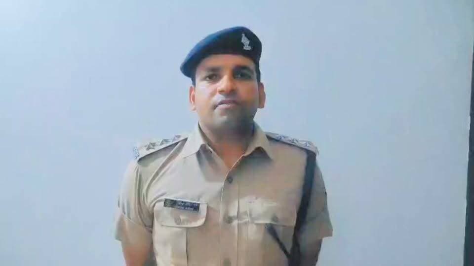 🛑बड़ी खबर:पुलिस ने जुलूस ए मोहम्मदी क़े दौरान मुफ़्ती द्वारा दिए गए भड़काऊ बयान के बाद दर्ज किया मुकदमा
Udham Singh Nagar Police Uttarakhand 𝑭𝒐𝒍𝒍𝒐𝒘𝒆𝒓𝒔. Rudrapur online Vikas Sharma Shiv Arora
@shivarora #shivarora #rajkumarthukral #pushkarsinghdhami #news #rudrapur #uttarakhand_beauty