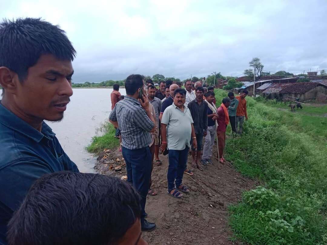 जलभराव संभावित क्षेत्रों का अधिकारियो ने किया निरीक्षण
मझगवां। लगातार बारिश के बीच एसडीएम एवं कार्यपालिक मजिस्ट्रेट *आईएएस महिपाल सिंह गुर्जर* और तहसीलदार *डॉ. सुदामा प्रसाद* ने जलभराव वाले व संभावित प्रभावित क्षेत्रों का भ्रमण किया। अधिकारियों ने जल निकासी और जमीनी स्थिति का जायजा लेकर संबंधित अमले को अलर्ट रहने तथा जरूरत पड़ने पर तत्काल राहत-बचाव कार्रवाई के निर्देश दिए।