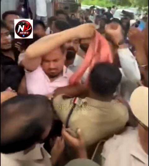 কাছাড় কলেজে হিজাব কাণ্ড: পুলিশের ব্যারিকেড ভেঙ্গে এগোলেন বিধায়ক জুবাইর এনাম, ঘটনাস্থলে উত্তেজনা।
.
.
#highlightseveryonefollowers #BreakingNews #Banglanews #assam #algapur #Hailakandi #Katigora #AssamNews #Cachar #ViralNews #BreakingNews #BarakValley #NewsUpdate #BarakValley #Today_Panchgram #NH_NEWZ