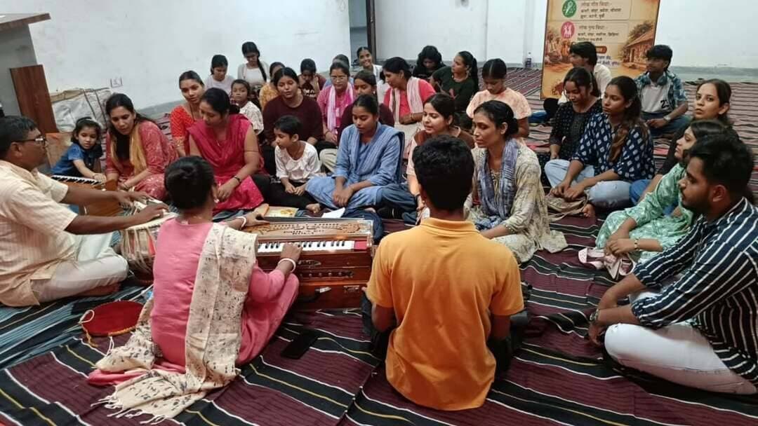 समाहर्यालय पूर्णिया ,
जनसंपर्क कार्यालय,
प्रेस विज्ञप्ति:-1220,
दिनांक 27/08/2026,
==================
आम्रपाली प्रशिक्षण कार्यक्रम पूर्णिया में गुरुवार को तीसरे दिन झूमर, सोहर एवं कजरी लोकगीत और लोकनृत्य प्रशिक्षण में कजरी लोक नृत्य और पामरिया नृत्य की दी गई जानकारी:--
कला एवं संस्कृति विभाग एवं जिला प्रशासन पूर्णिया के तत्वावधान में आम्रपाली प्रशिक्षण केंद्र, प्रेक्षागृह सह आर्ट गैलरी, पूर्णिया में आयोजित 15 दिवसीय विलुप्तप्राय लोकगीत एवं लोकनृत्य प्रशिक्षण कार्यक्रम के तिसरे दिन प्रशिक्षुओं को बिहार की समृद्ध लोक सांस्कृतिक परंपराओं से जुड़ी झूमर, कजरी,सोहर लोकगीत एवं कजरी लोक नृत्य और पामरिया लोकनृत्य की विधाओं का प्रशिक्षण दिया गया।
झूमर, कजरी और सोहर जैसी लोकगीत विधाएं जहां हमारी पारिवारिक और सामाजिक परंपराओं को जीवंत रखती हैं, वहीं पामरिया और कजरी जैसे लोकनृत्य हमारी लोक संस्कृति पहचान हैं ।
प्रशिक्षण के दौरान प्रशिक्षुओं ने पूरे उत्साह के साथ गायन एवं नृत्य का अभ्यास किया। तिसरे दिन के प्रशिक्षण में प्रतिभागियों को लोक विधाओं को सीखने के साथ-साथ परंपरागत स्वरूप और मंचीय प्रस्तुति को बनाए रखने पर भी विशेष जोर दिया गया।
यह प्रशिक्षण कार्यक्रम 25 अगस्त से 08 सितंबर 2026 तक संचालित किया जा रहा है।
जिसमें प्रतिभागियों को बिहार की विलुप्तप्राय लोकगीत एवं लोकनृत्य परंपराओं की विभिन्न विधाओं का व्यावहारिक प्रशिक्षण दिया जा रहा है।
जिला कला एवं संस्कृत पदाधिकारी श्री पंकज कुमार पटेल ने बताया कि अभी भी रजिस्ट्रेशन एवं नामांकन हो रहा है । जिन लोगों ने अपनी भागीदारी सुनिश्चित नहीं की है। वह यथाशीघ्र आए और अपना रजिस्ट्रेशन एवं नामांकन काराये यह कार्यशाला निःशुल्क आयोजित की जा रही है ।