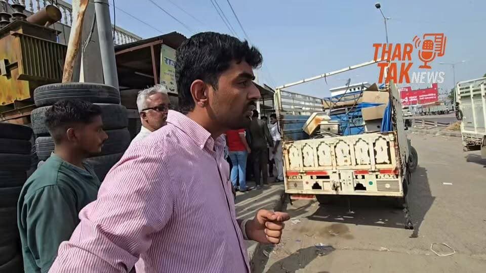 डीपी सही करने आए विद्युत विभाग ठेकेदार के स्टॉफ ने गलत वायर लगाएं तो हुआ यह नुकसान। सदर के सामने Barmer District Collector & Magistrate CMO Rajasthan Ummeda Ram Beniwal BJP Rajasthan