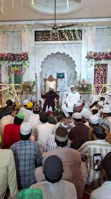 🕌✨ जश्ने ईद मिलादुन्नबी ﷺ पर सजी महफिल, गूंजा दरूदो सलाम ✨🕌
जसवंतनगर। मोहल्ला लुधपुरा स्थित मस्जिद में गुरुवार को जश्ने ईद मिलादुन्नबी ﷺ के मौके पर शानदार जलसे का आयोजन अकीदत और एहतराम के साथ किया गया। बड़ी संख्या में अकीदतमंदों ने शिरकत की।
🌹 जलसे में आले नबी, औलादे अली, शेर-ए-अहलेबैत, फैज-ए-मिल्लत हजरत अल्लामा मौलाना सैयद फन हसन सफी, साहिब-ए-खिलाफत दारुल औलिया सफीपुर, उन्नाव ने विशेष खिताब किया।
उन्होंने पैगंबर-ए-इस्लाम हजरत मोहम्मद मुस्तफा ﷺ की सीरत और उनके बताए रास्ते पर चलने का संदेश दिया। नात-ओ-मनकबत के बीच दरूदो सलाम पेश किया गया।
🤲 कार्यक्रम के अंत में मुल्क में अमन-चैन, खुशहाली और आपसी भाईचारे के लिए दुआ की गई।
#JashneEidMiladunnabi #Jaswantnagar #DPSChannel #Etawah #EidMiladunnabi