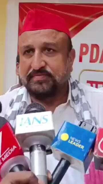 अलीगढ़ में सपा का अनोखा प्रदर्शन रक्षाबंधन के त्योहार पर निशुल्क बाँटी चीनी