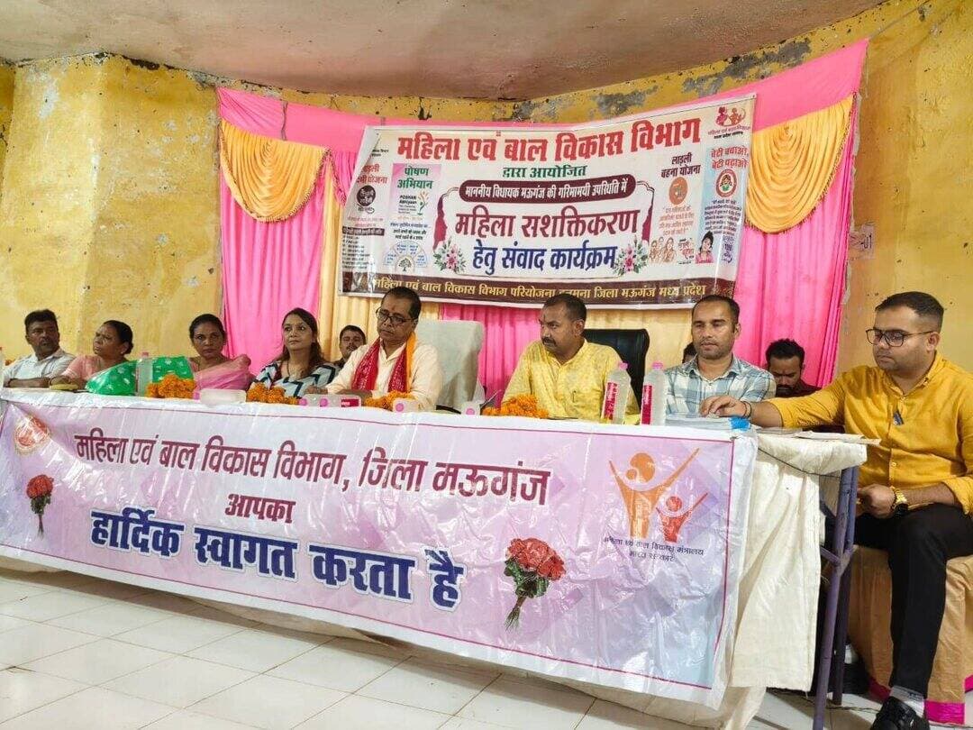 विधायक मऊगंज श्री पटेल की अध्यक्षता में महिला सशक्तिकरण कार्यक्रम संपन्न
---------
महिला एवं बाल विकास परियोजना हनुमना के तत्वावधान में महिला सशक्तिकरण के उद्देश्य से आयोजित कार्यक्रम में विधायक मऊगंज श्री प्रदीप पटेल ने महिलाओं से संवाद करते हुए महिला सशक्तिकरण, आंगनबाड़ी केंद्रों के संचालन तथा विभागीय योजनाओं के क्रियान्वयन की जानकारी ली। उन्होंने महिलाओं एवं आंगनबाड़ी कार्यकर्ताओं से योजनाओं के संचालन में आ रही समस्याओं तथा उनके निराकरण के संबंध में चर्चा की। साथ ही पात्र हितग्राहियों तक शासन की योजनाओं का लाभ प्रभावी ढंग से पहुंचाने पर जोर दिया।
विधायक श्री पटेल ने कहा कि महिला एवं बाल विकास विभाग की योजनाएं महिलाओं और बच्चों के समग्र विकास से जुड़ी महत्वपूर्ण योजनाएं हैं। इनका लाभ पात्र हितग्राहियों तक समय पर पहुंचाना तथा योजनाओं के प्रति जन-जागरूकता बढ़ाना आवश्यक है। उन्होंने ने कहा कि महिलाओं और बच्चों के कल्याण से जुड़ी योजनाओं का प्रभावी क्रियान्वयन शासन की प्राथमिकता है। आंगनबाड़ी कार्यकर्ता इन योजनाओं को धरातल तक पहुंचाने में महत्वपूर्ण भूमिका निभा रही हैं।
कार्यक्रम के दौरान आंगनबाड़ी कार्यकर्ताओं ने विधायक श्री प्रदीप पटेल, नगर परिषद अध्यक्ष श्री आशुतोष गुप्ता, परियोजना अधिकारी शंखधर त्रिपाठी एवं विकासखंड समन्वयक सर्वेश सिंह गहरवार को राखी बांधकर आत्मीयता एवं खुशी व्यक्त की।
कार्यक्रम में विभागीय योजनाओं के सफल संचालन, प्रभावी क्रियान्वयन तथा महिला सशक्तिकरण को और अधिक प्रभावी बनाने के संबंध में भी विचार-विमर्श किया गया। कार्यक्रम का संचालन विकासखंड समन्वयक द्वारा किया गया। इस अवसर पर परियोजना अधिकारी श्रीमती सविता श्याम, बृजेश मिश्रा, सेक्टर पर्यवेक्षक सहित विकासखंड हनुमना क्षेत्र की समस्त आंगनबाड़ी कार्यकर्ता उपस्थित रहीं।
Jansampark Madhya Pradesh
Department Of Women Child Development, Madhya Pradesh
#mauganj