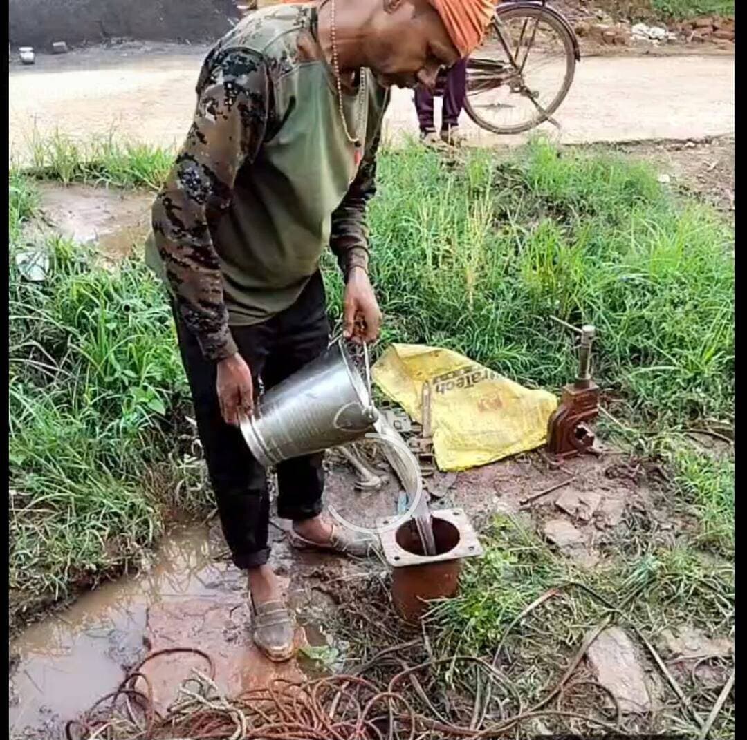 🔹 जल सुरक्षा अभियान तेज, नईगढ़ी-हनुमना में पेयजल स्रोतों का क्लोरिनेशन
--------
🔹 जलजनित संक्रमण की रोकथाम के साथ हैंडपंप सुधार एवं ग्रामीणों को सुरक्षित पेयजल के प्रति किया जा रहा जागरूक
---------
कलेक्टर श्री संजय कुमार जैन के निर्देशानुसार वर्षा ऋतु के बाद पेयजल स्रोतों को संक्रमण से सुरक्षित रखने तथा ग्रामीण क्षेत्रों में स्वच्छ एवं सुरक्षित पेयजल की उपलब्धता सुनिश्चित करने के उद्देश्य से लोक स्वास्थ्य यांत्रिकी विभाग द्वारा जल सुरक्षा एवं जन-जागरूकता अभियान चलाया जा रहा है। अभियान के तहत जिले के नईगढ़ी एवं हनुमना विकासखंडों में विभागीय टीमों द्वारा सार्वजनिक हैंडपंपों एवं अन्य पेयजल स्रोतों का क्लोरिनेशन, निरीक्षण तथा आवश्यक सुधार कार्य किया जा रहा है।
विभागीय टीम द्वारा सार्वजनिक हैंडपंपों एवं पेयजल स्रोतों में निर्धारित मात्रा में ‘जर्मेक्स’ दवा का रासायनिक उपचार किया जा रहा है। इसके साथ ही जल स्रोतों के आसपास स्वच्छता की स्थिति, जल निकासी व्यवस्था तथा स्रोतों को दूषित होने से बचाने के उपायों का भी मौके पर निरीक्षण किया जा रहा है। खराब अथवा आवश्यक सुधार वाले हैंडपंपों को दुरुस्त करने की कार्यवाही भी की जा रही है।
अभियान के दौरान विभागीय अमले द्वारा ग्रामीणों को सुरक्षित पेयजल के उपयोग के संबंध में आवश्यक सावधानियां बरतने की समझाइश दी जा रही है। नागरिकों से कहा गया है कि पीने के लिए केवल विभागीय टीम द्वारा चिन्हित एवं उपचारित जल स्रोतों के पानी का ही उपयोग करें। पेयजल को उपयोग से पूर्व 10 से 15 मिनट तक उबालकर, छानकर एवं ठंडा करने के बाद ही सेवन करें।
जल स्रोतों को प्रदूषण से बचाने के लिए उनके आसपास कपड़े धोने, नहाने तथा मवेशियों को नहलाने से बचने और आसपास साफ-सफाई बनाए रखने की अपील की गई है। पानी के स्वाद, रंग अथवा गंध में किसी प्रकार का असामान्य परिवर्तन दिखाई देने पर उसका सेवन नहीं करने तथा तत्काल विभागीय टीम को सूचना देने की समझाइश भी दी जा रही है।
विभाग द्वारा ग्रामीण परिवारों को घरों में पेयजल के सुरक्षित भंडारण के लिए साफ-सुथरे एवं ढक्कनदार बर्तनों का उपयोग करने तथा पानी निकालने के लिए लंबे हैंडल वाले साफ बर्तन का उपयोग करने की सलाह दी जा रही है। विभाग का उद्देश्य वर्षा ऋतु के बाद संभावित जलजनित संक्रमण की रोकथाम के साथ-साथ ग्रामीणों को सुरक्षित पेयजल एवं स्वच्छता के प्रति जागरूक करना है। प्रशासन ने नागरिकों से अपील की है कि वे विभागीय निर्देशों का पालन करते हुए सुरक्षित एवं उपचारित पेयजल का ही उपयोग करें और जल स्रोतों की स्वच्छता बनाए रखने में सहयोग करें।
Jansampark Madhya Pradesh
Department of Public Health Engineering, Madhya Pradesh
#mauganj