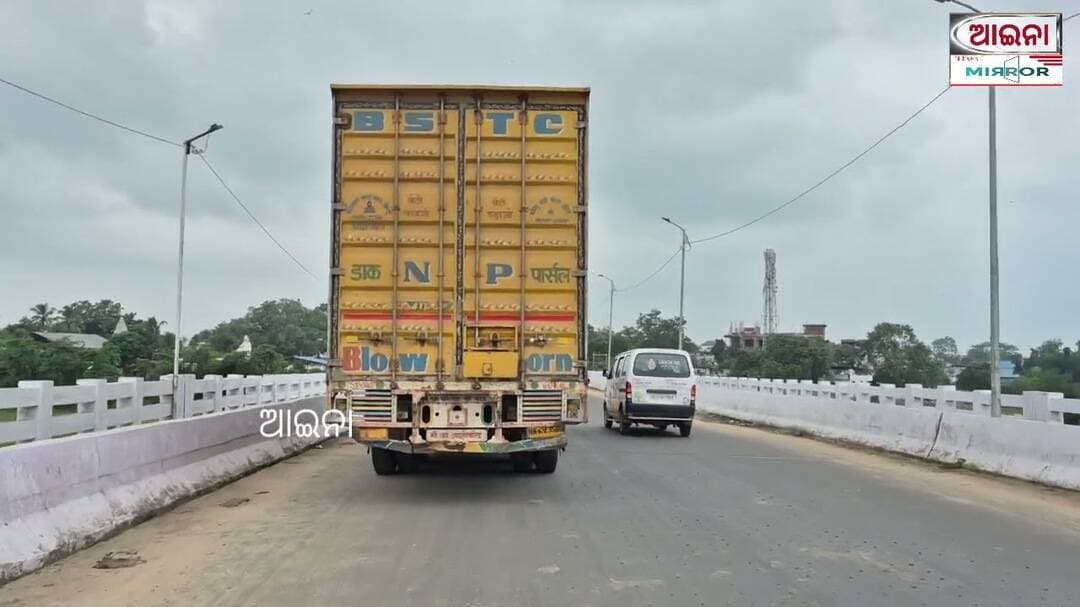ବରଗଡ଼ ଲମ୍ବା ବିଲଡିଙ୍ଗରେ ବ୍ୟାପକ ଟ୍ରାଫିକ ସମସ୍ୟା, ପୋଲିସ ପ୍ରଶାସନ ଓ ଟ୍ରାଫିକ ପୋଲିସ ଉପରେ ଉଠିଲା ପ୍ରଶ୍ନ