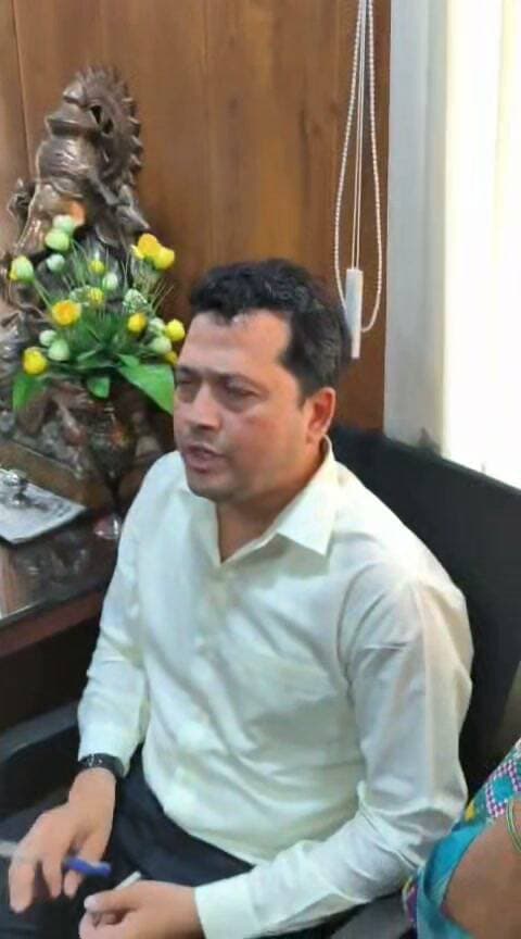 #छतरपुर नगरपालिका का एक वीडियो सोशल मीडिया पर तेजी से वायरल है। वीडियो में हाथठेला और फुटपाथ व्यापारी नगरपालिका अध्यक्ष ज्योति चौरसिया के सामने अपनी परेशानियां बताते दिख रहे हैं। एक व्यापारी पत्नी के भोपाल में इलाज और हर महीने ₹10 हजार भेजने की मजबूरी बताता है, जबकि दूसरा फांसी लगाने तक की बात कहता सुनाई देता है।
इसी दौरान उपयंत्री आमिर खान का यह कहना कि “आपके धंधे के जिम्मेदार हम नहीं हैं” सवालों के घेरे में है। वीडियो में उनका “यह फुटपाथ आपकी जमीन नहीं है” कहना भी चर्चा का विषय बना हुआ है।
अब सवाल है—अतिक्रमण हटाना जरूरी है तो क्या गरीब की मजबूरी सुनना और सम्मान से बात करना भी जरूरी नहीं?
वायरल वीडियो के बाद नगरपालिका प्रशासन की कार्यप्रणाली पर सवाल खड़े हो रहे हैं।