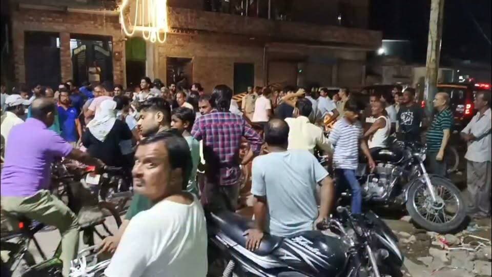Shahjahanpur : 👉#रक्षाबंधन पर बिजली संकट से मचा हाहाकार, आक्रोशित लोगों ने लगाया जाम
=== ककरा पावर हाउस से जुड़े कई मोहल्लों में दोपहर 12 बजे से बिजली गुल।
=== भीषण गर्मी में बिजली न होने से लोग बेहाल।
=== रक्षाबंधन के त्योहार पर बिजली कटौती से बढ़ी लोगों की परेशानी।
=== आक्रोशित मोहल्लेवासियों ने रात करीब 10 बजे लोहारों वाले चौराहे पर लगाया जाम।
=== जाम की सूचना पर कोतवाली पुलिस मौके पर पहुंची।
=== पुलिस ने लोगों को समझाकर जाम खुलवाया।
=== जाम खुलने के बाद रात करीब 12:30 बजे विद्युत आपूर्ति हुई बहाल।
=== बिजली गुल रहने से घंटों गर्मी में परेशान रहे लोग।
=== आक्रोशित मोहल्लेवासियों ने सरकारी तंत्र की व्यवस्था को बताया खराब।
=== रक्षाबंधन पर बिजली संकट को लेकर लोगों में दिखी नाराजगी।