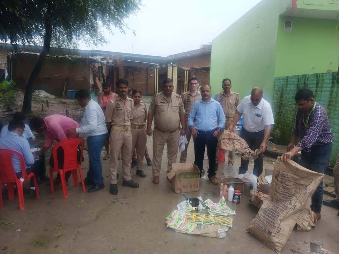 👉#डिटर्जेंट और केमिकल से तैयार हो रहा था नकली दूध
#रक्षाबंधन से पहले खाद्य विभाग की छापेमारी में खुलासा, 30 लीटर दूध-खोया नष्ट
#तेल, लॉन्ड्री लिक्विड और संदिग्ध रसायन बरामद, बरेली तक सप्लाई की जानकारी
शाहजहाँपुर। रक्षाबंधन से पहले खाद्य सुरक्षा विभाग और पुलिस की संयुक्त कार्रवाई में दूध में मिलावट के कथित कारोबार का खुलासा हुआ है। गढ़िया रंगीन थाना क्षेत्र के कन्हानी नगला देहात माली गांव में टीम ने एक घर पर छापा मारकर करीब 30 लीटर दूध और खोया बरामद किया। तलाशी के दौरान रिफाइंड सोयाबीन ऑयल, लॉन्ड्री लिक्विड डिटर्जेंट और अज्ञात रसायन भी मिले। खाद्य विभाग ने दूध और खोया नष्ट करा दिया, जबकि बरामद सामग्री को सीज कर दिया गया।
सहायक आयुक्त विनीत कुमार के नेतृत्व में टीम ने मुन्नालाल पुत्र राम भरोसे के घर पर कार्रवाई की। खाद्य विभाग के अनुसार, पूछताछ में आरोपी ने कथित तौर पर बताया कि वह कई वर्षों से मिलावटी दूध तैयार कर रहा था और रसायनों की मदद से प्रतिदिन करीब 50 से 60 लीटर दूध तैयार करता था। विभाग के मुताबिक इस दूध को आसपास से एकत्र किए गए दूध में मिलाकर आगे सप्लाई किया जाता था।
पूछताछ में बरेली के फतेहगंज स्थित सृजनी दुग्ध केंद्र तक दूध की आपूर्ति किए जाने की बात सामने आने का दावा किया गया है। मामले की जानकारी बरेली के संबंधित अधिकारियों को भी दी गई है। अब जांच में यह पता लगाया जा रहा है कि कथित मिलावटी दूध कहां-कहां पहुंचाया जाता था और इसमें अन्य कौन लोग शामिल हैं।
टीम ने दूध, खोया, रिफाइंड सोयाबीन ऑयल, लॉन्ड्री लिक्विड डिटर्जेंट और अज्ञात रसायन के नमूने लेकर प्रयोगशाला जांच के लिए भेजे हैं। बरामद सामग्री सीज कर पुलिस की अभिरक्षा में सौंप दी गई। आरोपी के खिलाफ संबंधित धाराओं में प्राथमिकी दर्ज कर उसे पुलिस अभिरक्षा में दिया गया है।
इसी अभियान के तहत दूसरी टीम ने हथौड़ा बुजुर्ग स्थित मामा स्वीट्स पर छापा मारकर पेड़े का नमूना लिया। नमूना भी जांच के लिए प्रयोगशाला भेजा गया है। रिपोर्ट आने के बाद नियमानुसार आगे की कार्रवाई की जाएगी।
कार्रवाई में मुख्य खाद्य सुरक्षा अधिकारी सुभाष तिवारी के साथ खाद्य सुरक्षा अधिकारी विनय कुमार यादव, मनोज कुमार और सौरभ सोनी शामिल रहे।