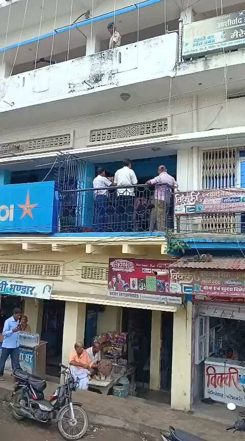 कोचस में मैरेज हॉल पर पुलिस की छापेमारी, संचालक समेत 9 युवक-युवतियां हिरासत
में
रोहतास जिले के कोचस थाना क्षेत्र में बस पड़ाव के सामने ओवरब्रिज के नीचे स्थित होटल आशीर्वाद मैरेज हॉल में गुरुवार दोपहर पुलिस ने छापेमारी कर कथित सेक्स रैकेट का खुलासा किया। गुप्त सूचना के आधार पर सदर एसडीपीओ-2 संजीव कुमार के नेतृत्व में करीब दो घंटे तक कार्रवाई चली।
पुलिस ने मैरेज हॉल के अलग-अलग कमरों की तलाशी ली और संचालक समेत नौ युवक-युवतियों को हिरासत में लिया। पुलिस के अनुसार, इनमें कई शादीशुदा लोग भी शामिल हैं। छापेमारी के दौरान कुछ आपत्तिजनक सामग्री मिलने की भी बात सामने आई है, हालांकि पुलिस ने इसकी विस्तृत जानकारी अभी सार्वजनिक नहीं की है।
कार्रवाई में अपर थानाध्यक्ष बबलू कुमार, परसथुआं थानाध्यक्ष रामचंद्र चौपाल के साथ महिला पुलिसकर्मी और जवान शामिल रहे। हिरासत में लिए गए लोगों से पूछताछ की जा रही है।
पुलिस अधिकारियों का कहना है कि पूछताछ और जांच में सामने आने वाले तथ्यों के आधार पर आगे की विधिसम्मत कार्रवाई की जाएगी। बताया गया कि करीब 15 दिन पहले घटनास्थल से लगभग 50 मीटर दूर एक रेस्टोरेंट में भी पुलिस ने छापेमारी की थी। हालांकि उस समय संचालक समेत अन्य लोग मौके से फरार हो गए थे।