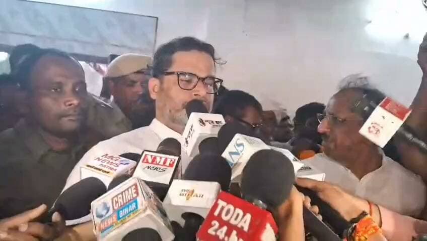 *PK ने मिथिलेश तिवारी के बयान पर कसा तंज, बोले- अगर शिक्षा मंत्री ने तेजस्वी यादव को 10वीं पास करने का सुझाव दिया है तो अगली कैबिनेट की बैठक में CM सम्राट चौधरी को भी सुझाव दें कि 10वीं पास करें*
*छात्रों पर हुए लाठीचार्ज पर PK का बड़ा बयान, कहा- 2-3 महीने में आप लोकतंत्र की ताकत देख रहे हैं, इसी बिहार में पिछले 3-4 वर्षों में जितनी बार कोई प्रदर्शन करने आया है उस पर लाठी चली है, आज कम से कम लाठी चलाने से पहले सरकार-प्रशासन दो बार सोच रहा है, छात्रों की मांग जायज, सरकार उसे माने*